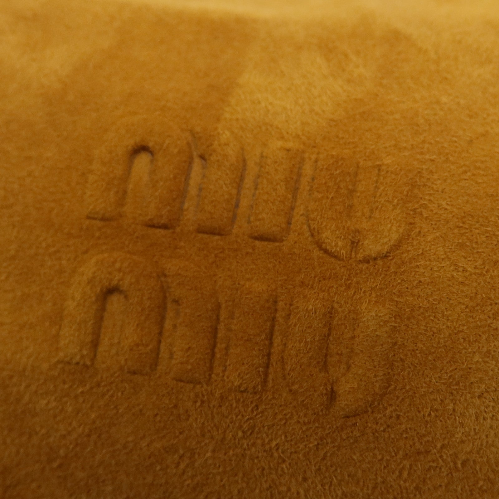 Miu Miu 麂皮皮革Shoulder Pouch金扣肩背袋