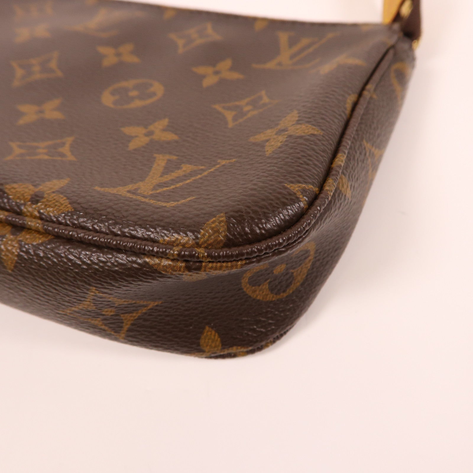 LOUIS VUITTON Monogram Pochette Accessoires金扣手挽袋棕色