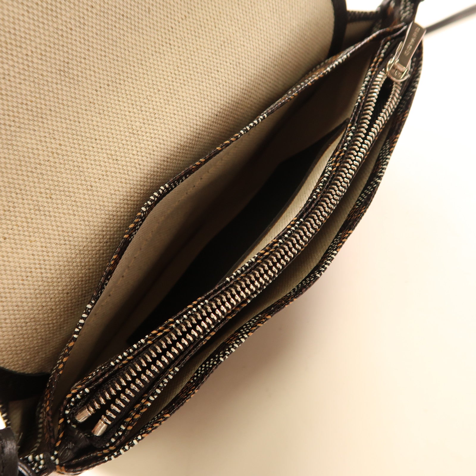 GOYARD 塗層帆布Plumet Pocket銀扣肩背袋