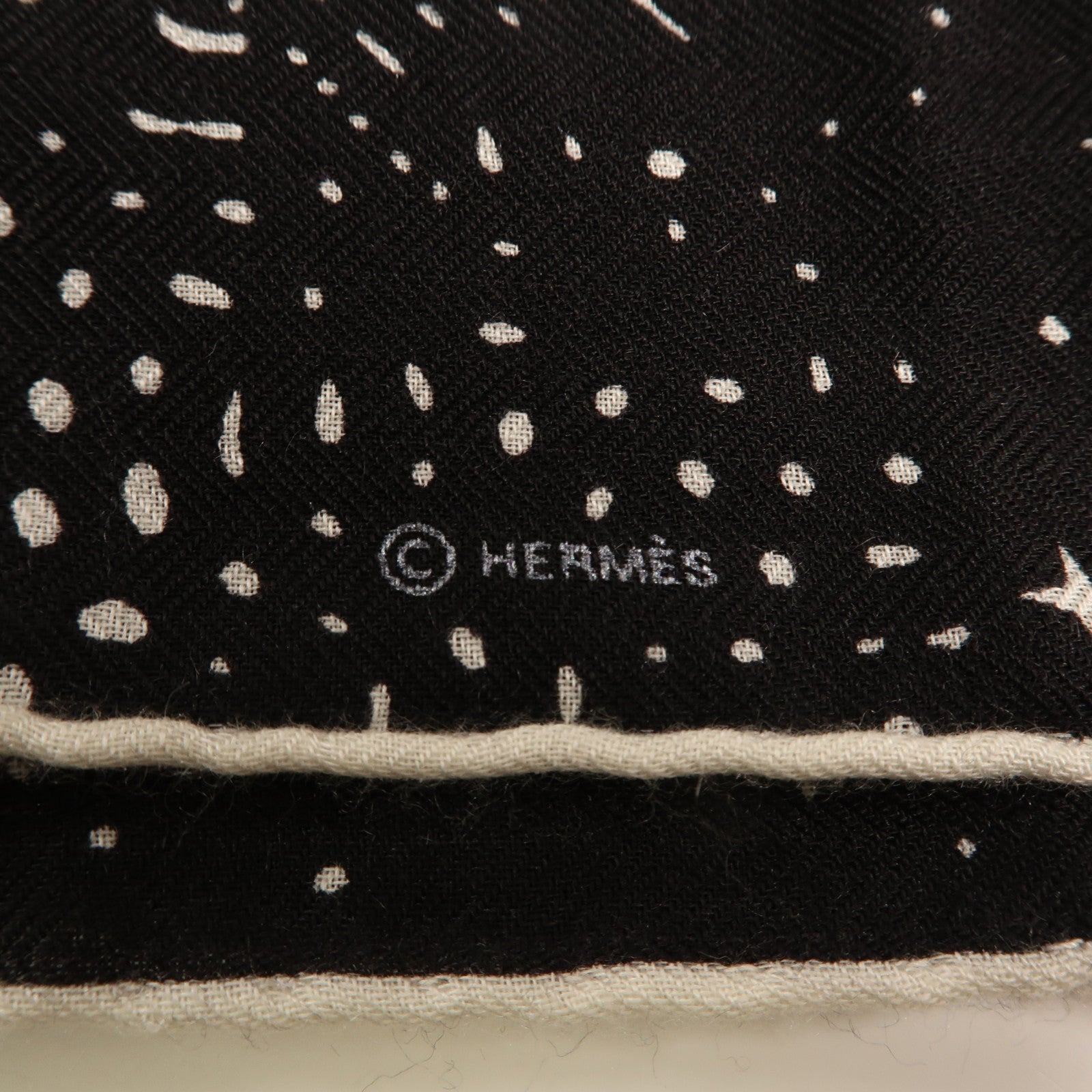 HERMES 羊絨/絲質Scarf圍巾黑色/白色