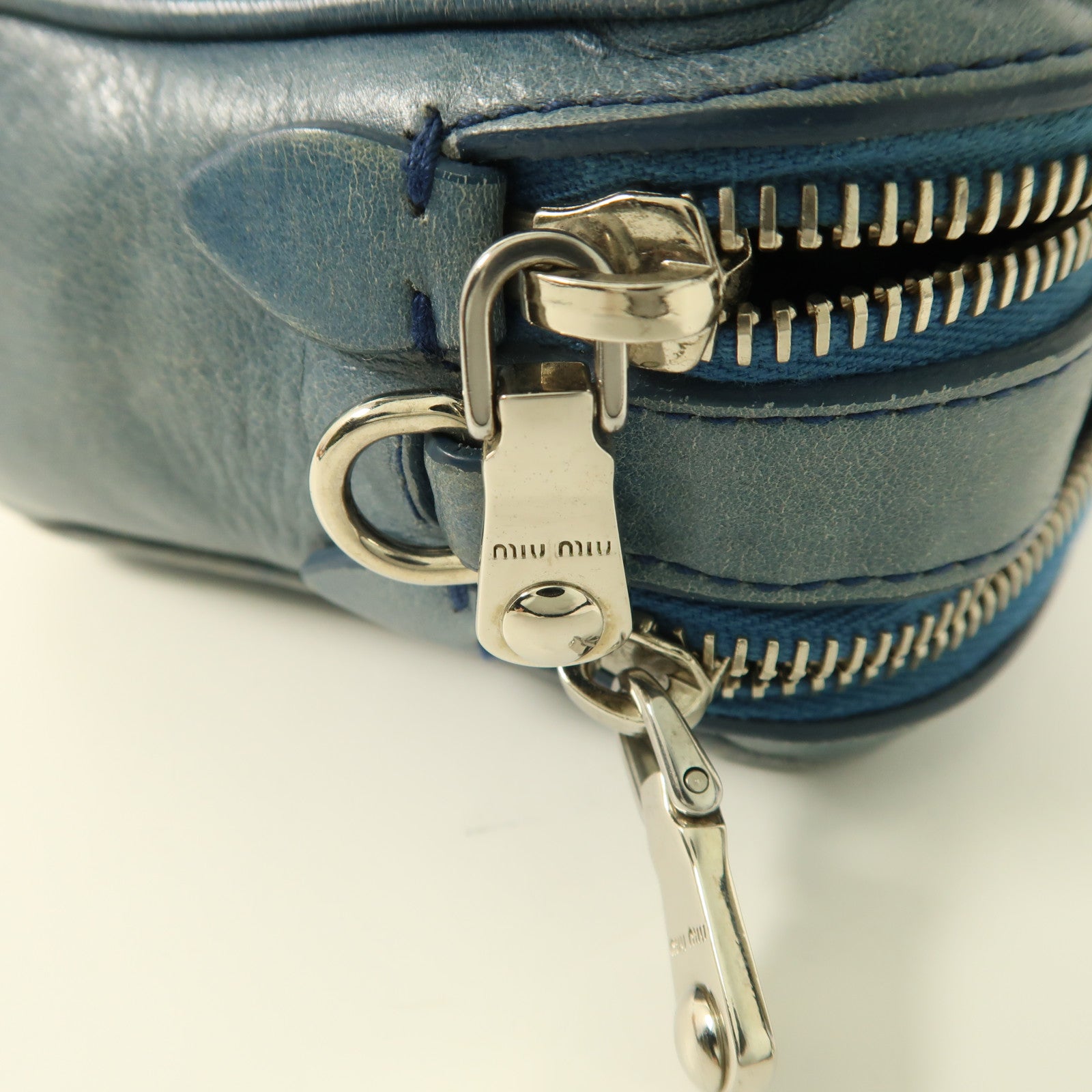 Miu Miu 【激減優惠】牛皮皮革Shoulder Bag銀扣肩背袋