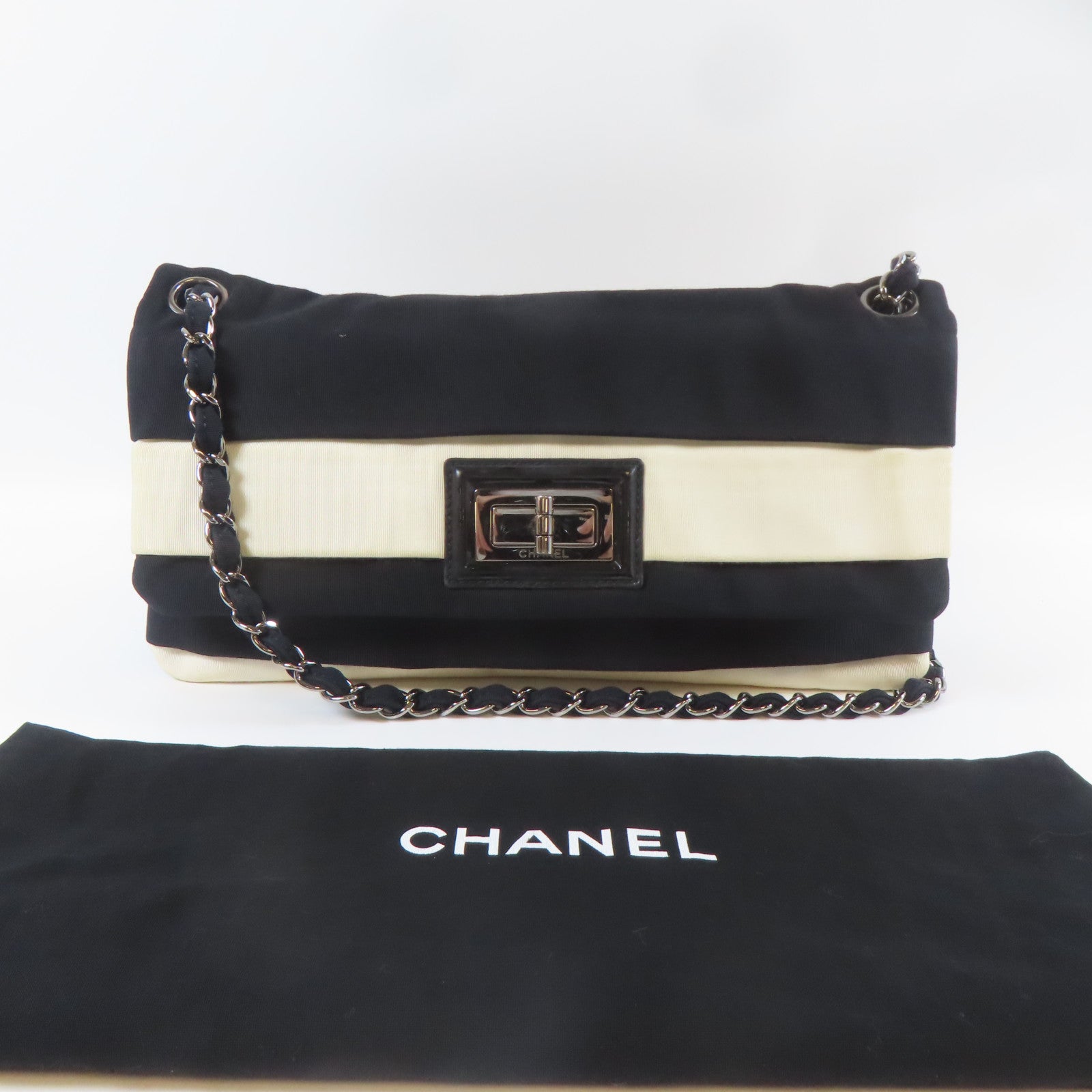 CHANEL 【激減優惠】帆布Chain Shoulder銀扣鏈帶肩背袋黑色/白色