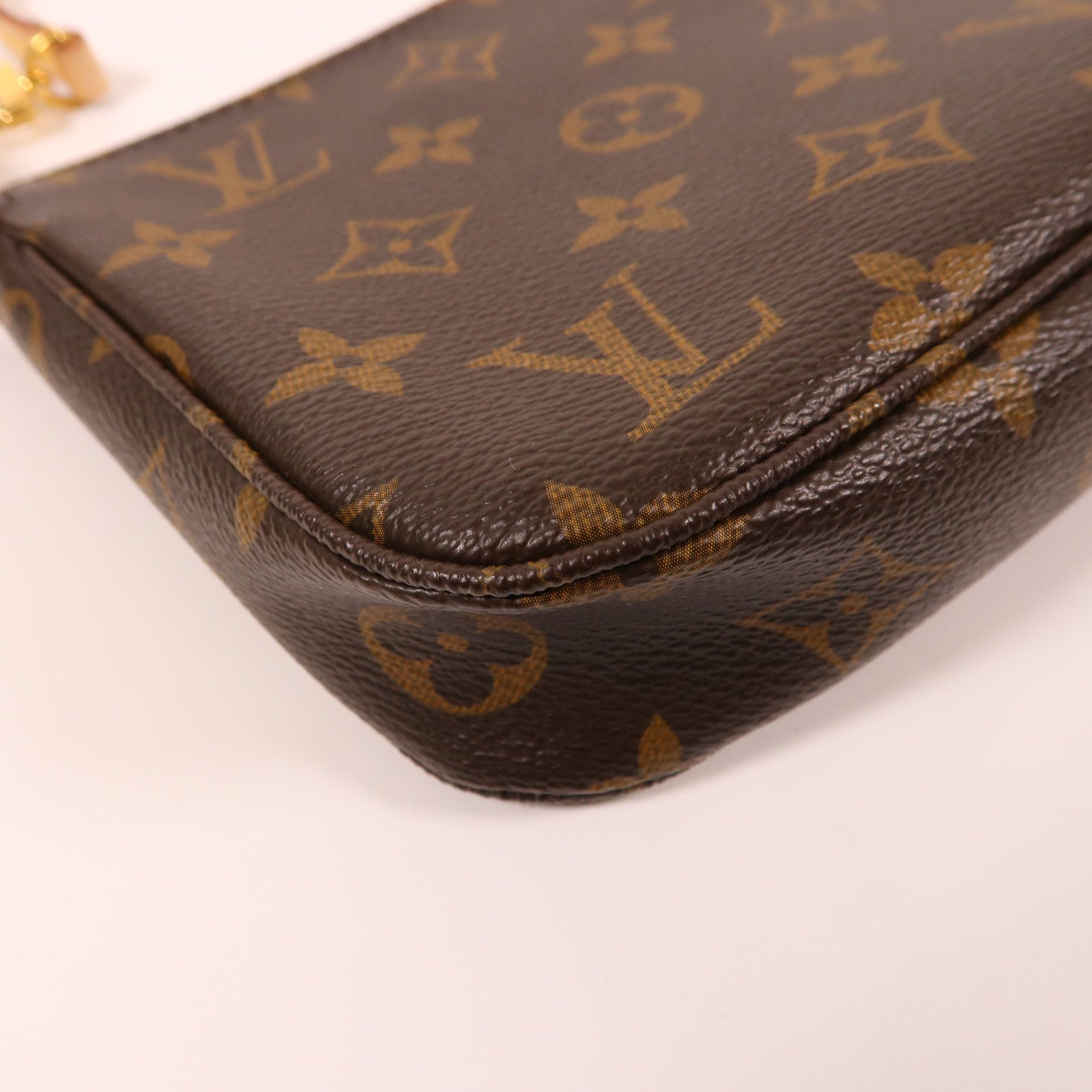 LOUIS VUITTON Monogram Pochette Accessoires金扣手挽袋棕色
