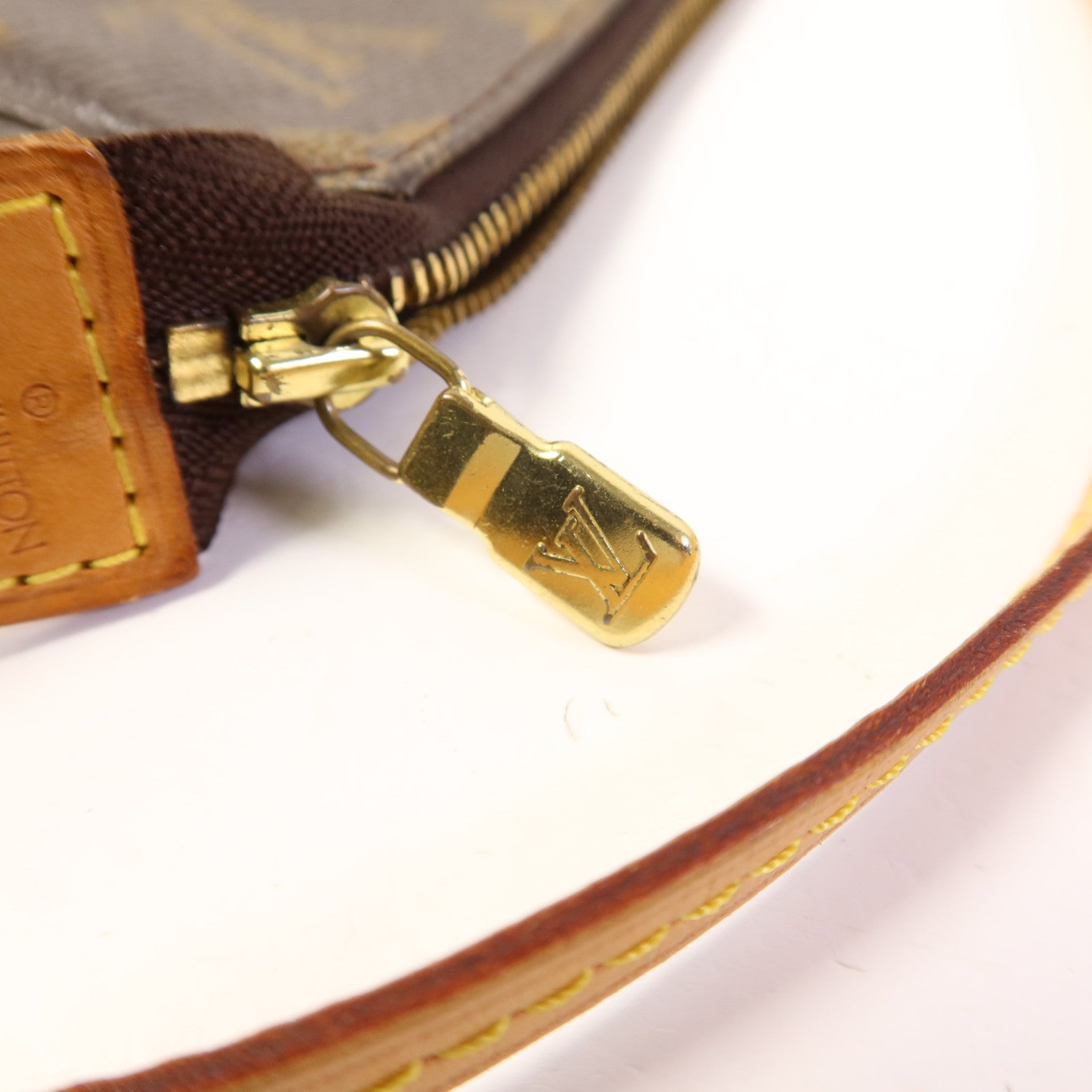 LOUIS VUITTON Monogram Pochette Accessoires金扣手挽袋棕色