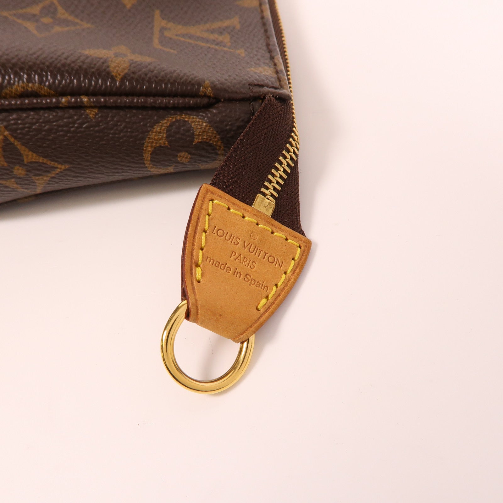 LOUIS VUITTON Monogram Pochette Accessoires金扣手挽袋棕色