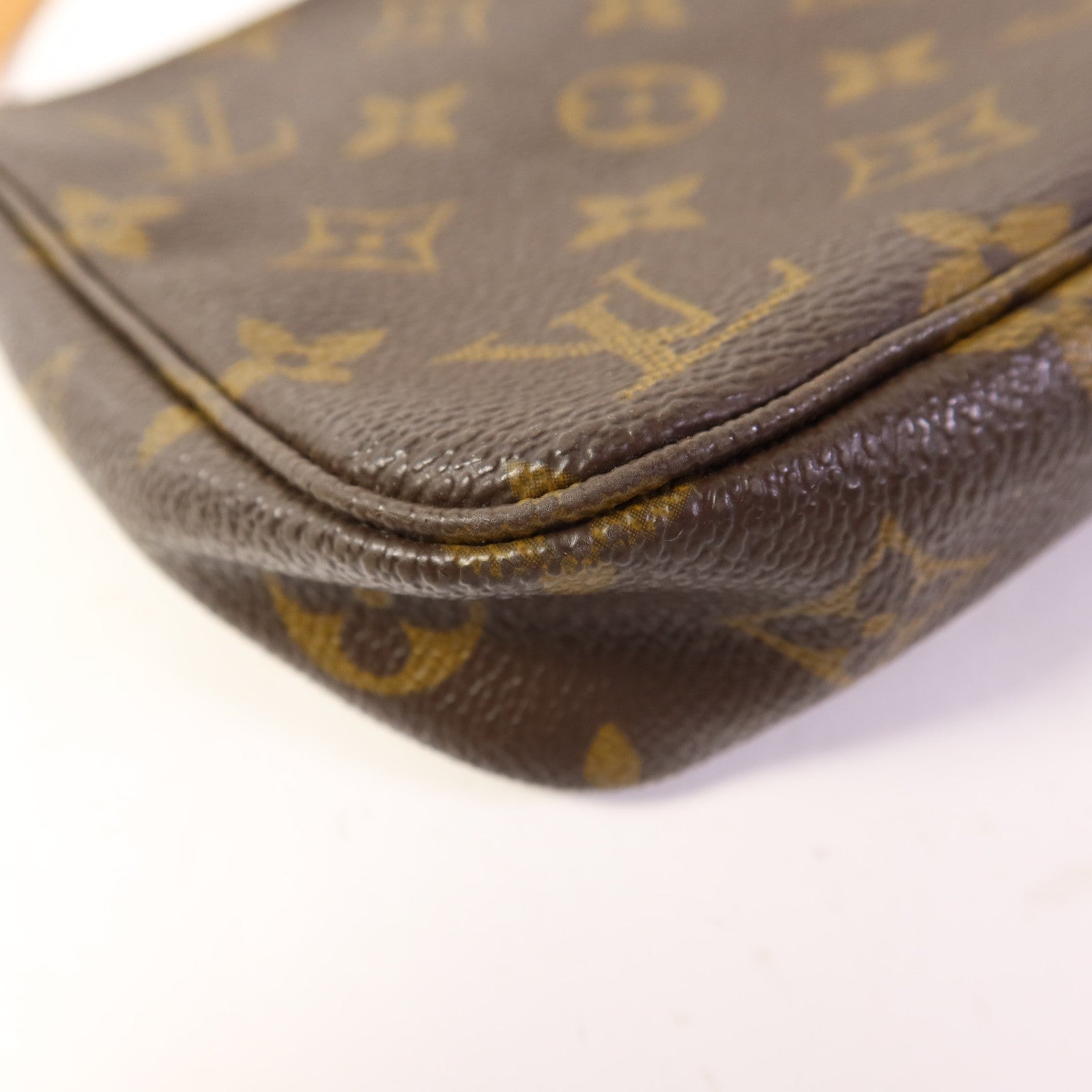LOUIS VUITTON Monogram Pochette Accessoires金扣手挽袋棕色
