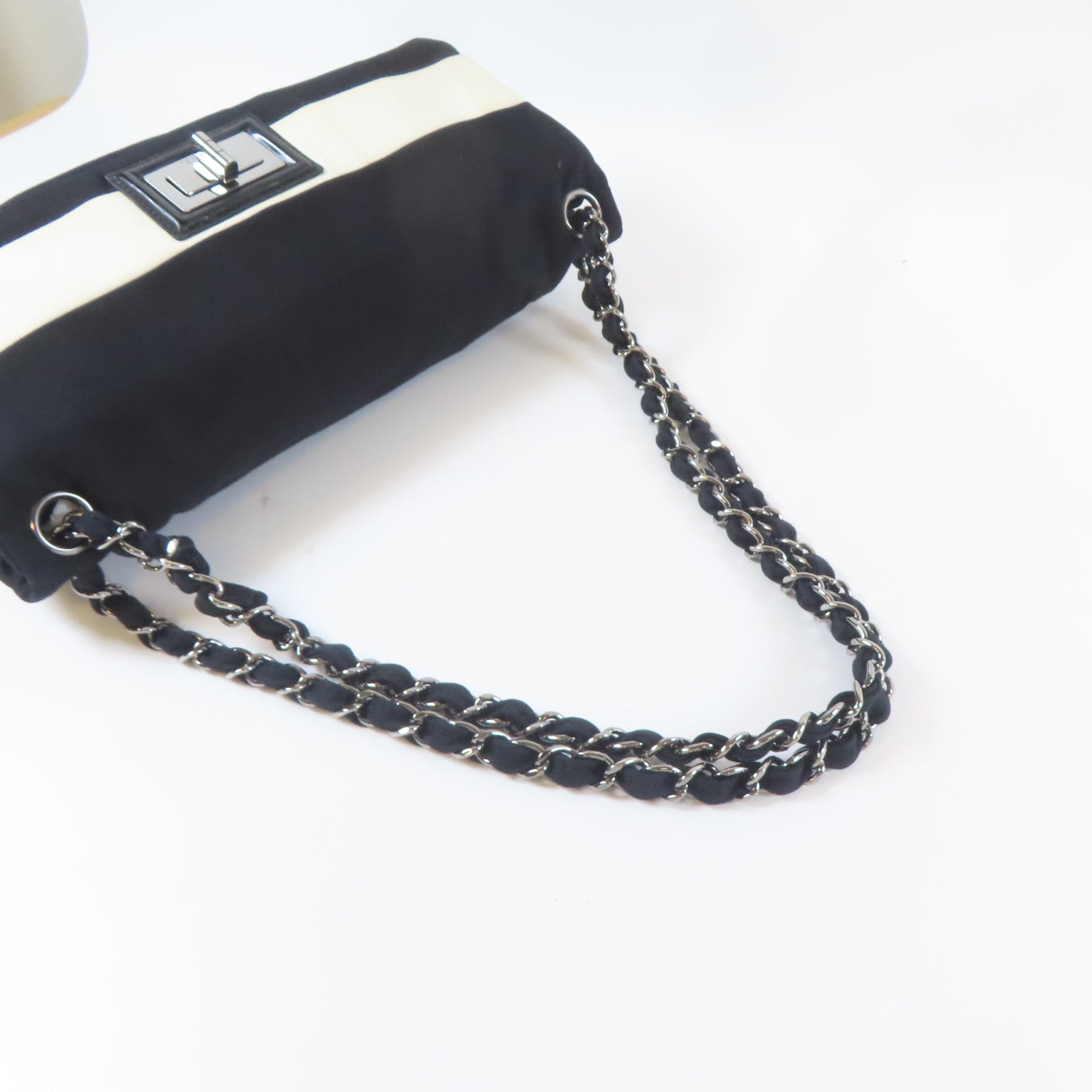CHANEL 【激減優惠】帆布Chain Shoulder銀扣鏈帶肩背袋黑色/白色