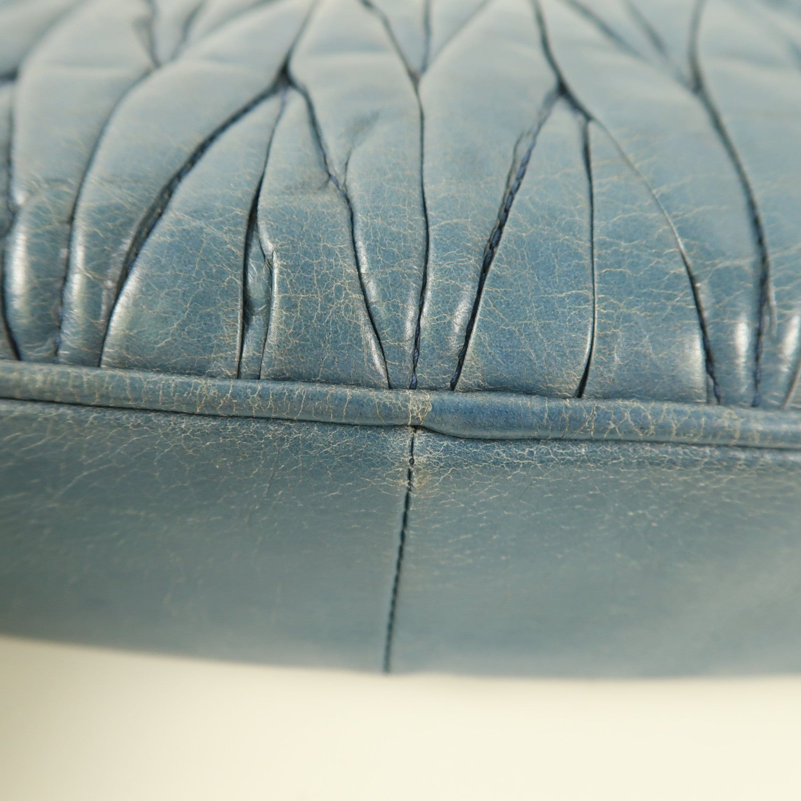 Miu Miu 牛皮皮革Shoulder Bag銀扣肩背袋