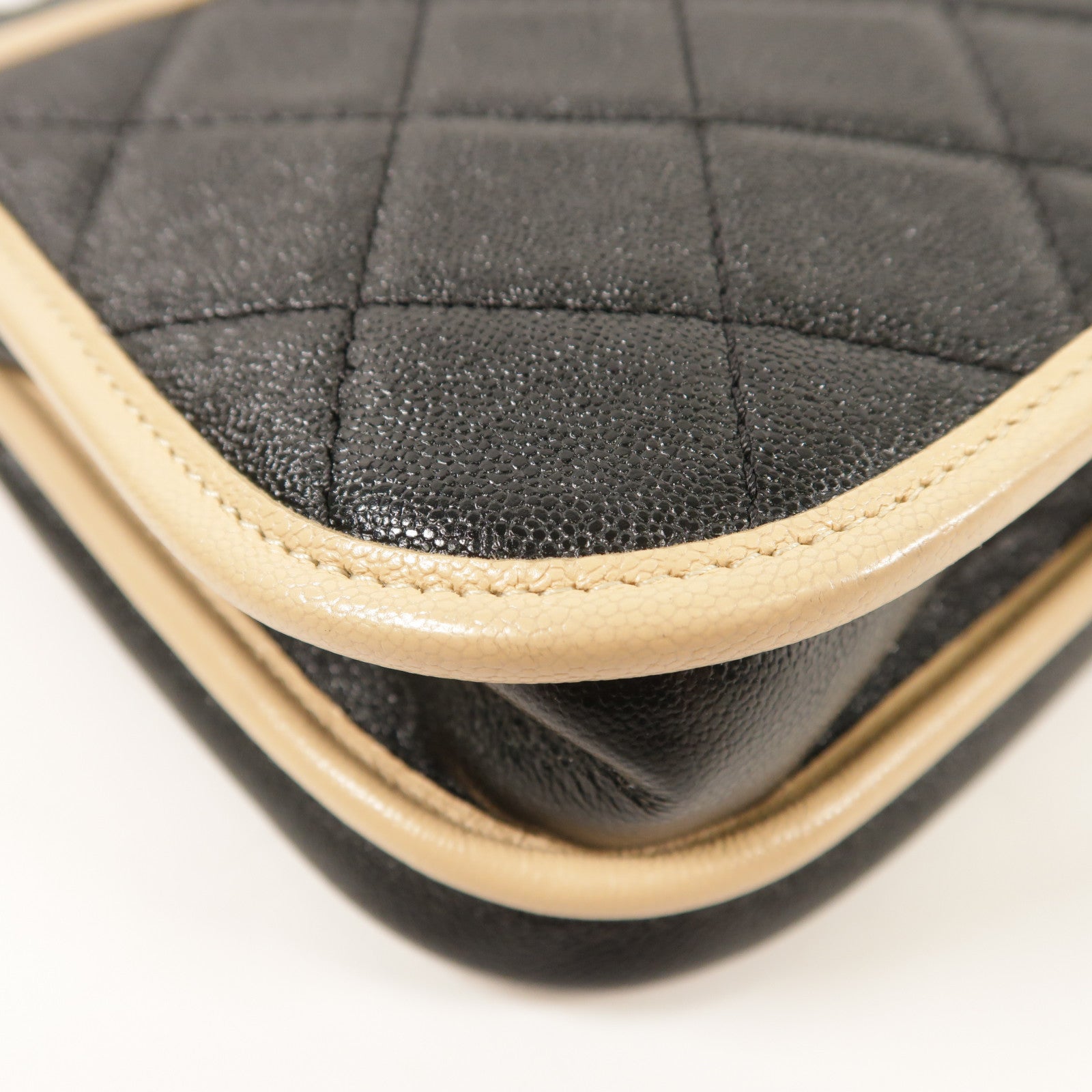 CHANEL 牛皮皮革Messenger Bag金扣肩背袋