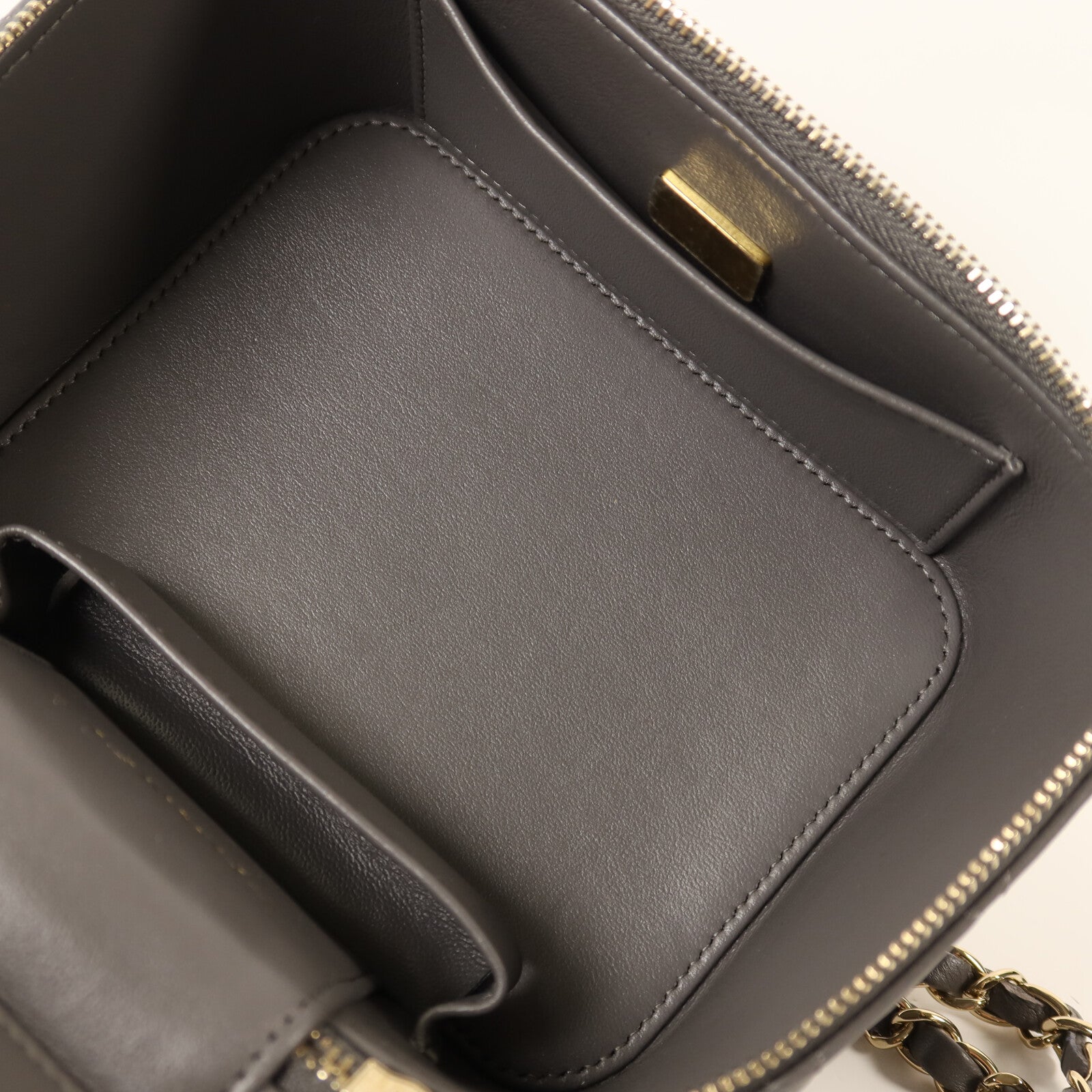CHANEL 羊皮皮革Vanity Case金扣鏈帶手挽肩背兩用袋