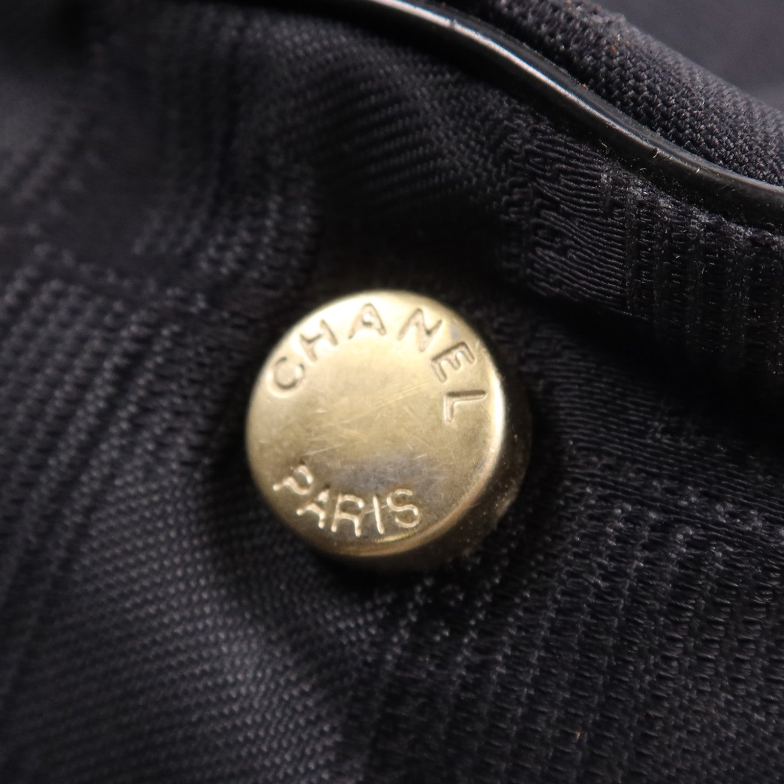 CHANEL 尼龍New Travel Line金扣手挽袋