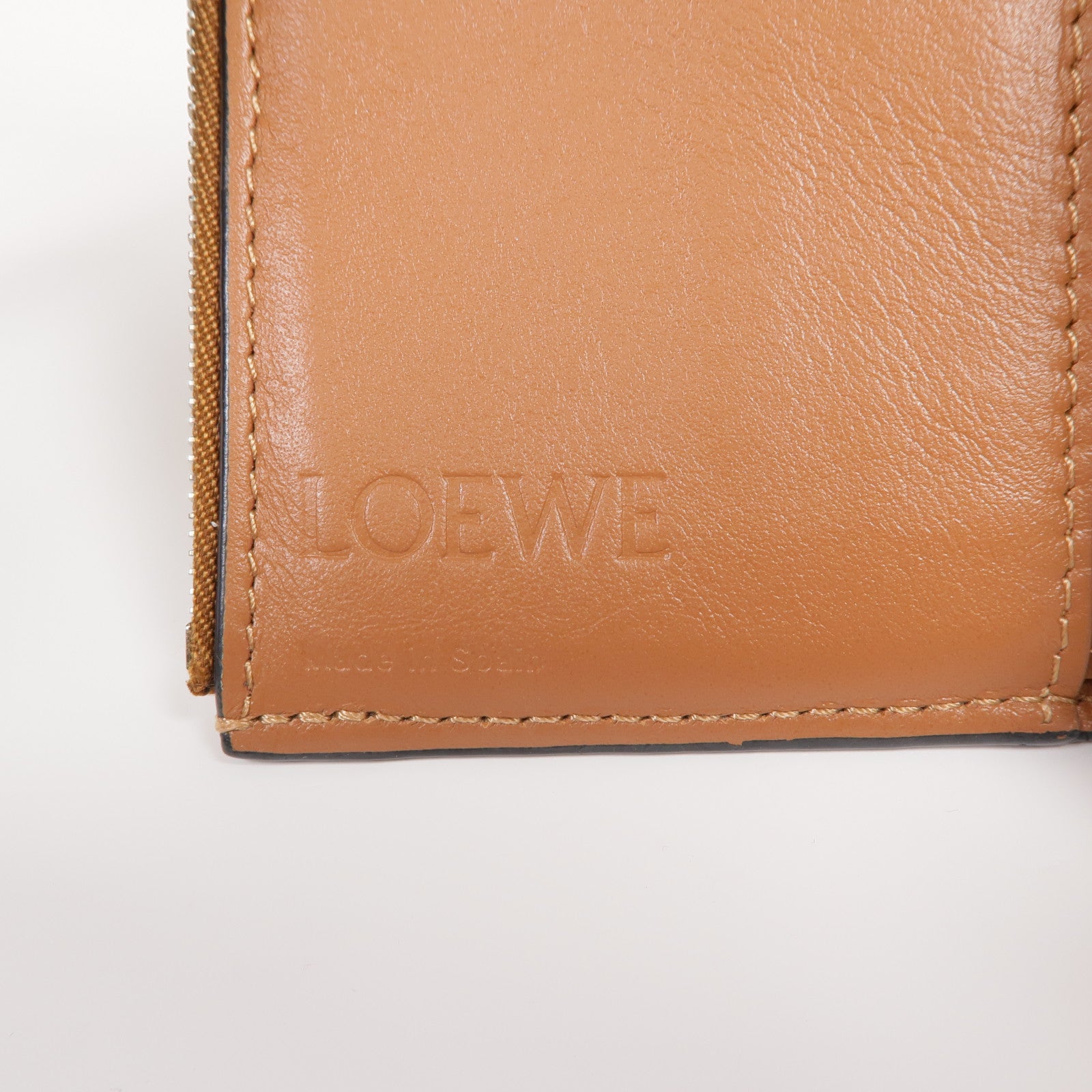 LOEWE 牛皮皮革Anagram Trifold Wallet銀扣錢包