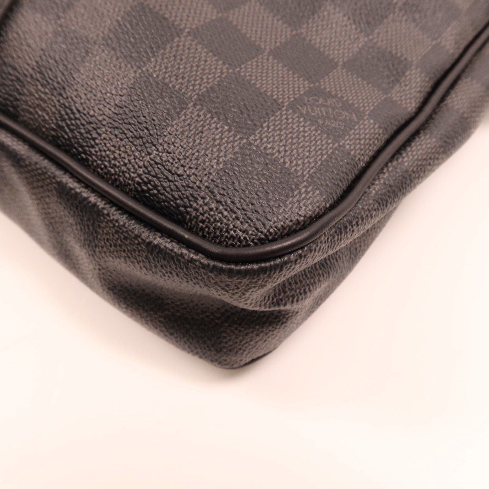 LOUIS VUITTON Damier Graphite Porte Documents Voyage銀扣肩背袋