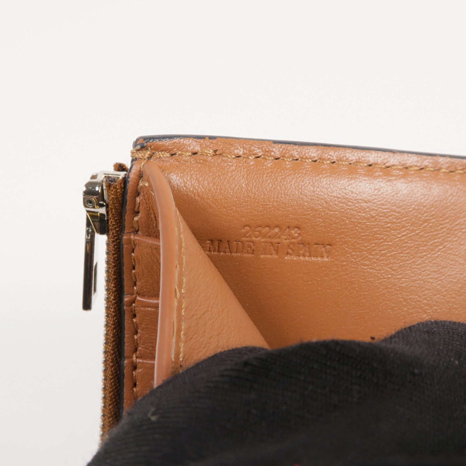 LOEWE 牛皮皮革Anagram Trifold Wallet銀扣錢包