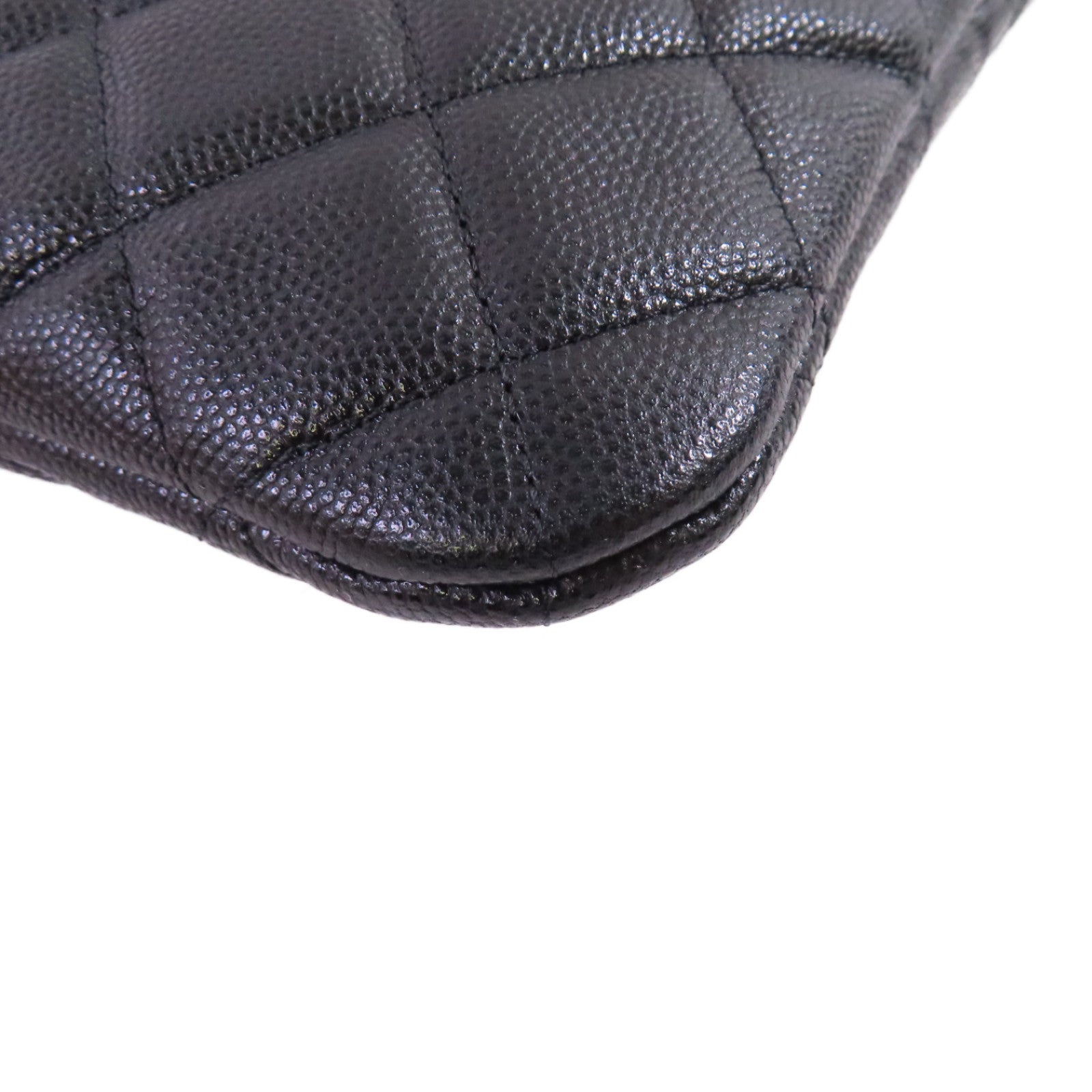 CHANEL 菱格Caviar皮革Pouch金扣手拿包黑色