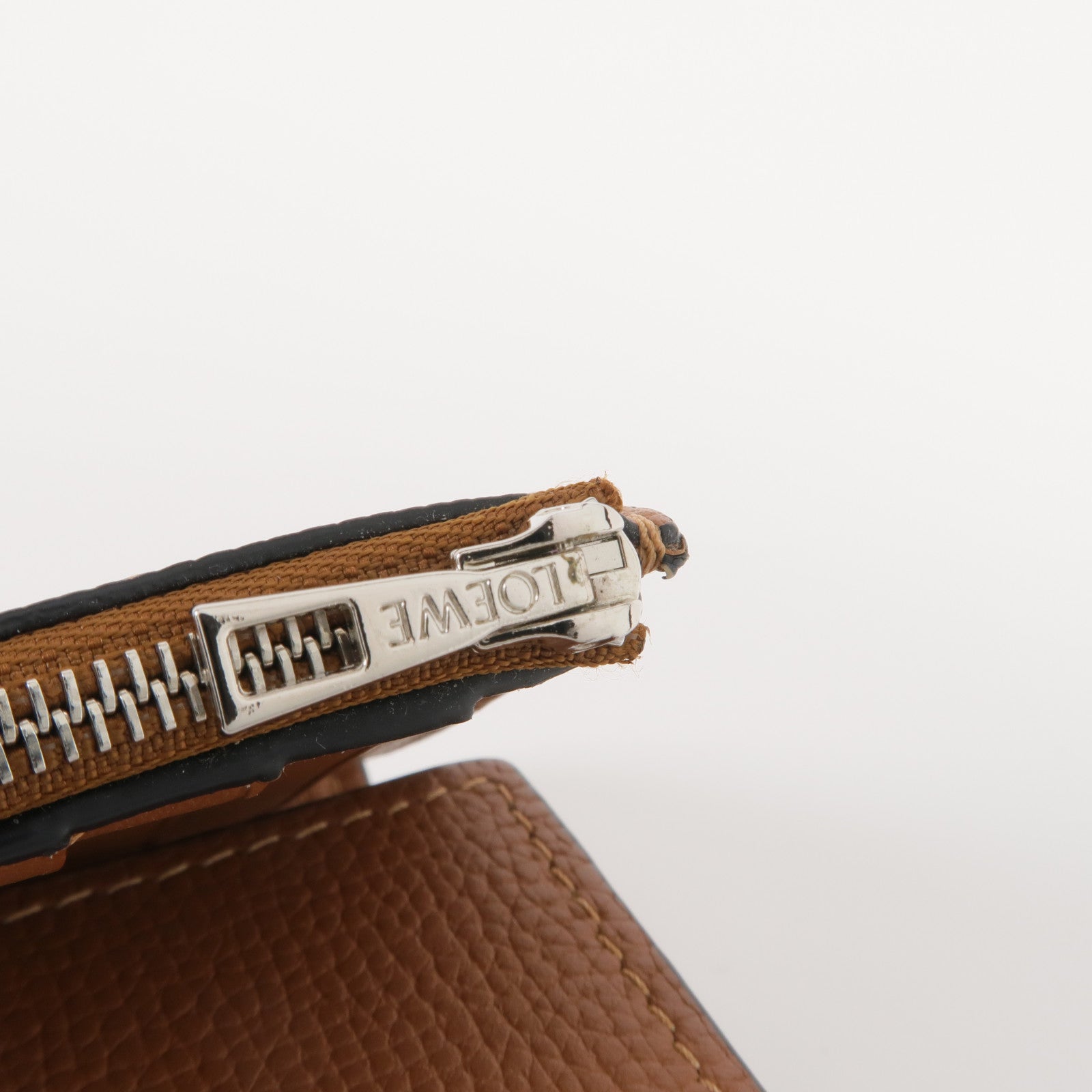 LOEWE 牛皮皮革Anagram Trifold Wallet銀扣錢包