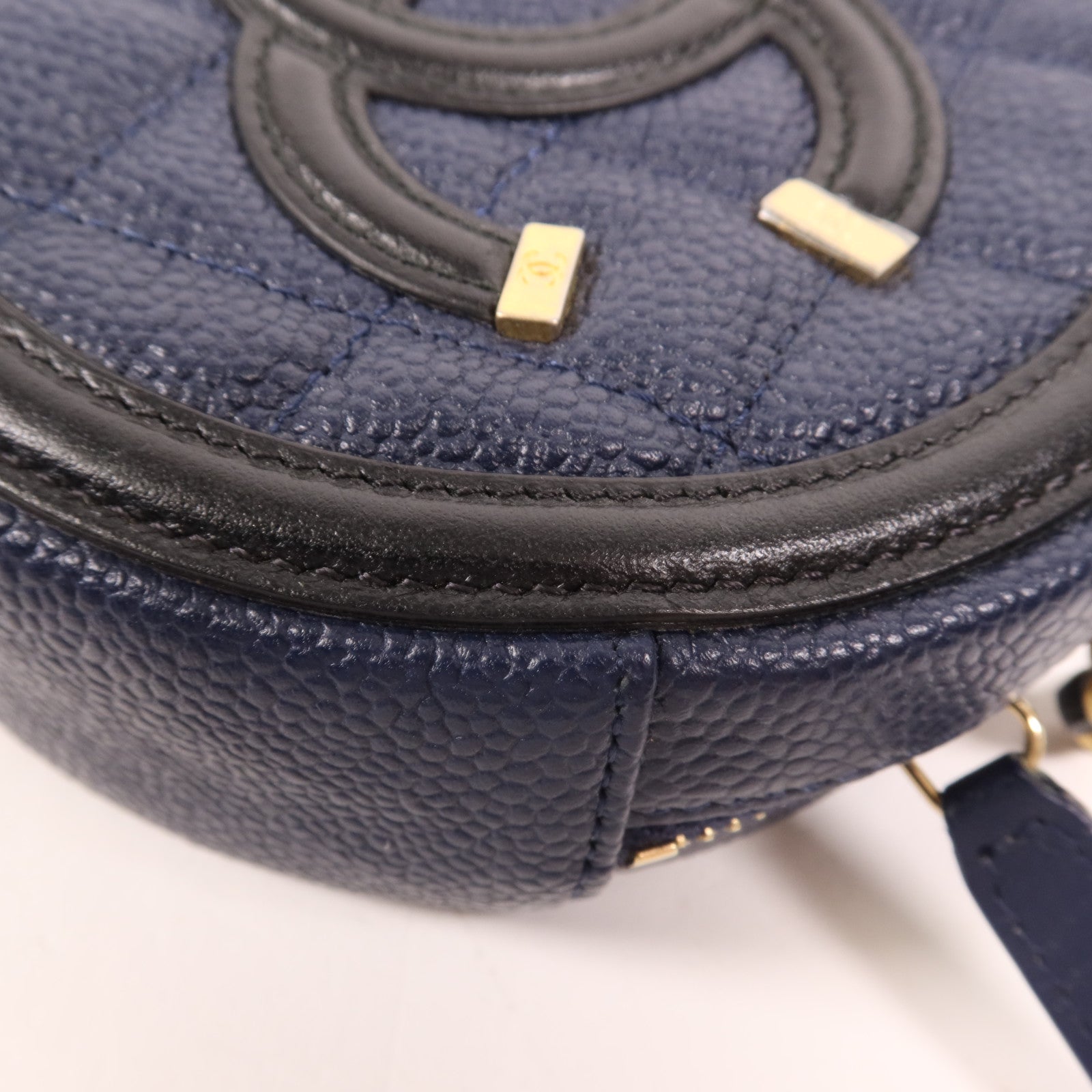 CHANEL 牛皮皮革Filigree Round Bag金扣鏈帶肩背袋