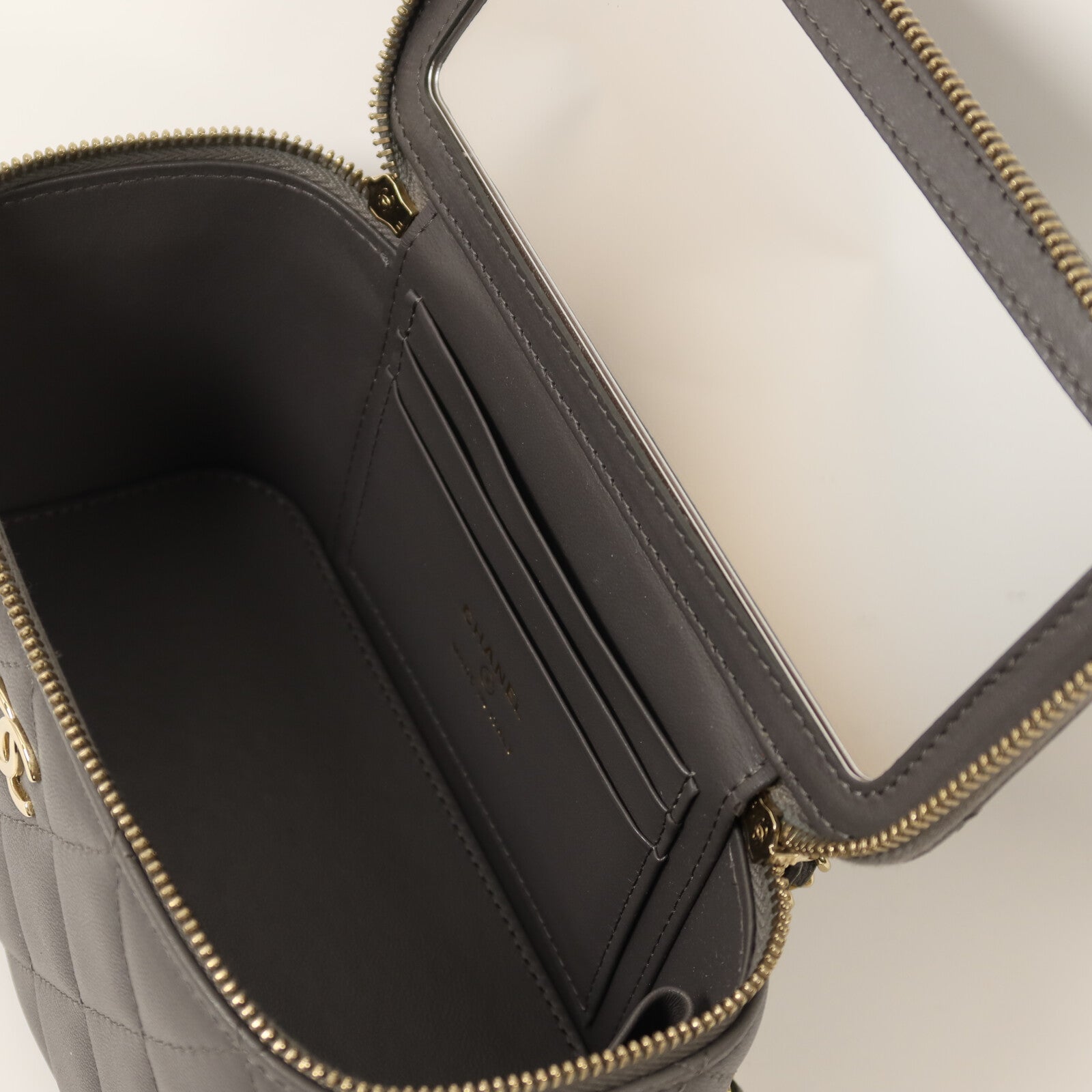 CHANEL 羊皮皮革Vanity Case金扣鏈帶手挽肩背兩用袋