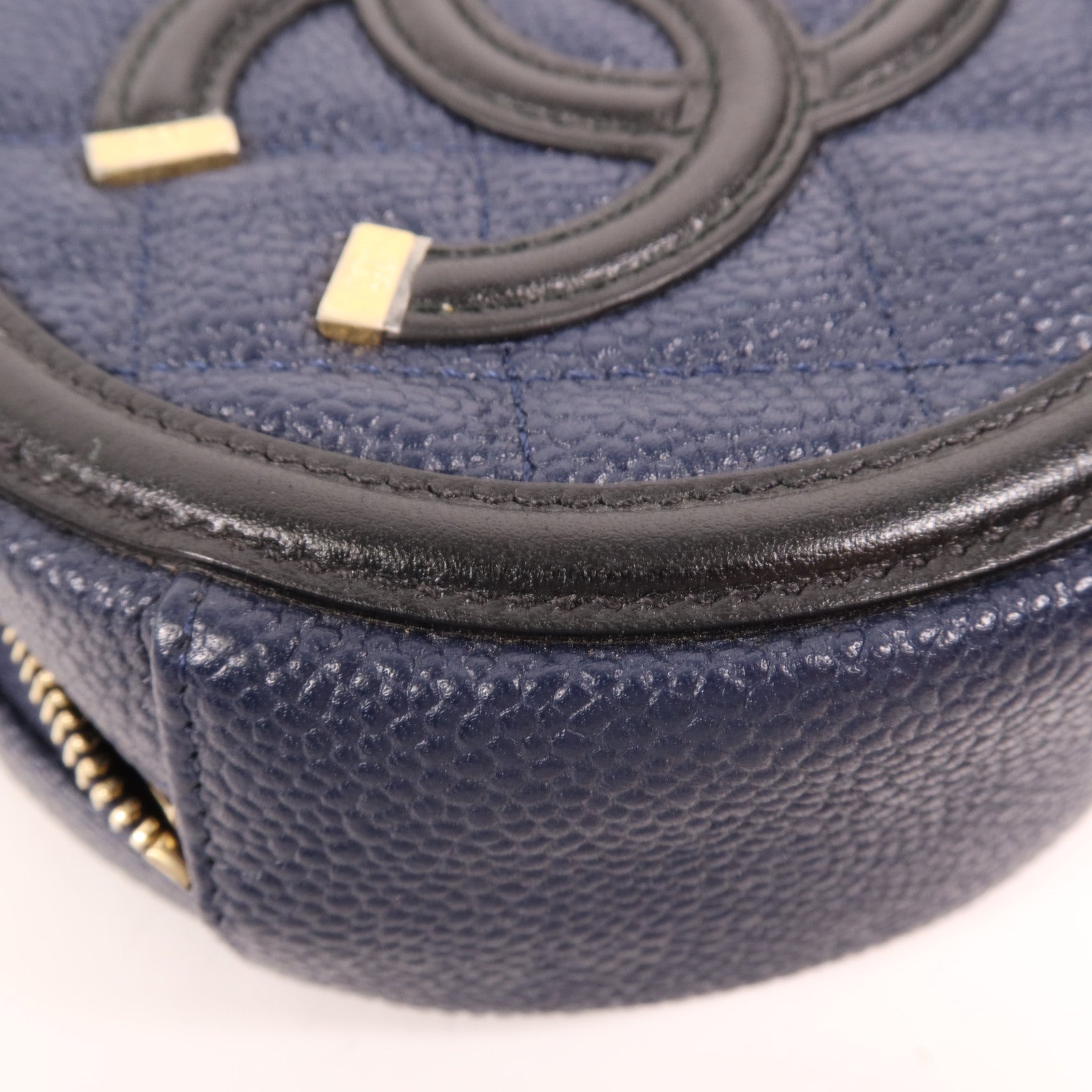 CHANEL 牛皮皮革Filigree Round Bag金扣鏈帶肩背袋