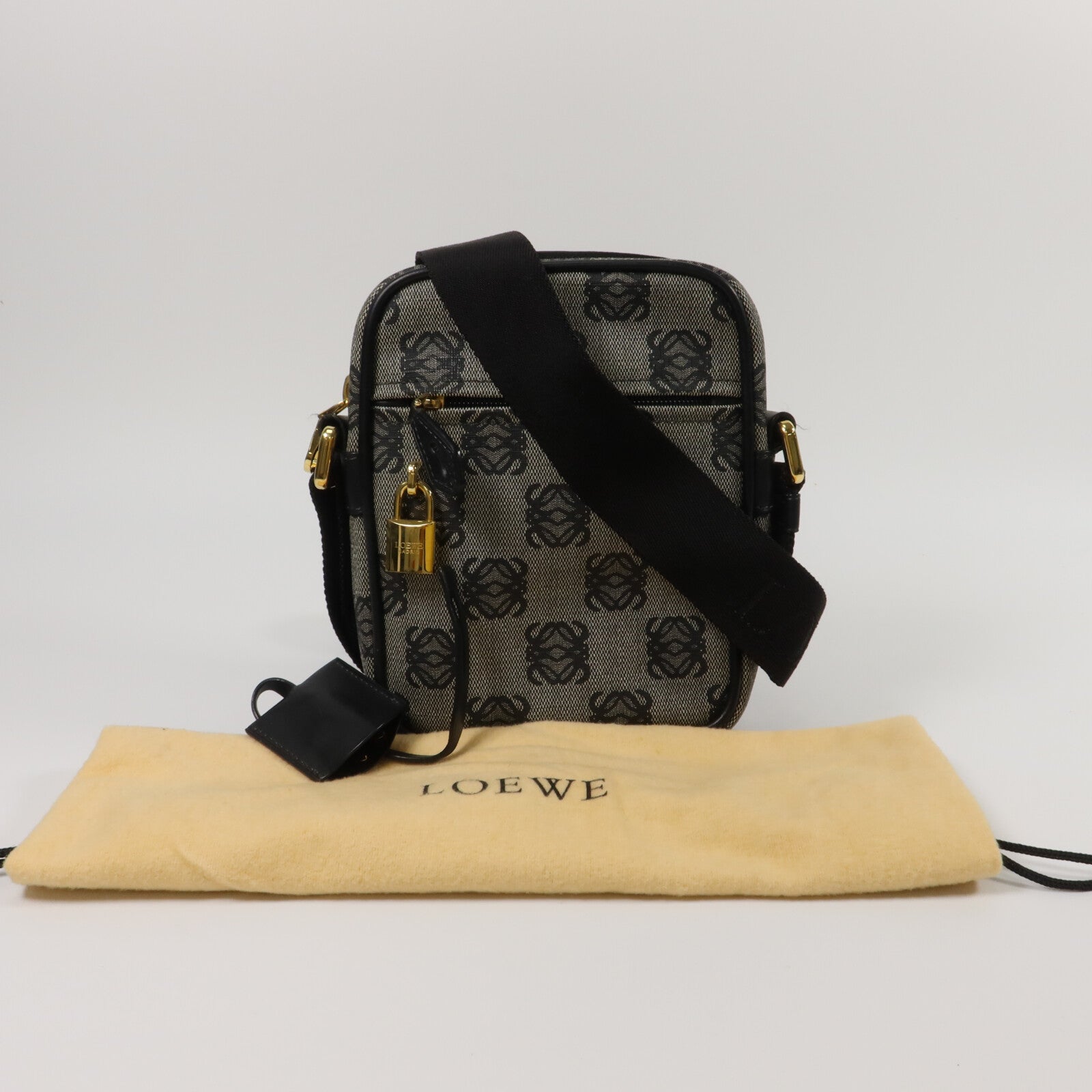 LOEWE 塗層帆布Anagram肩背袋