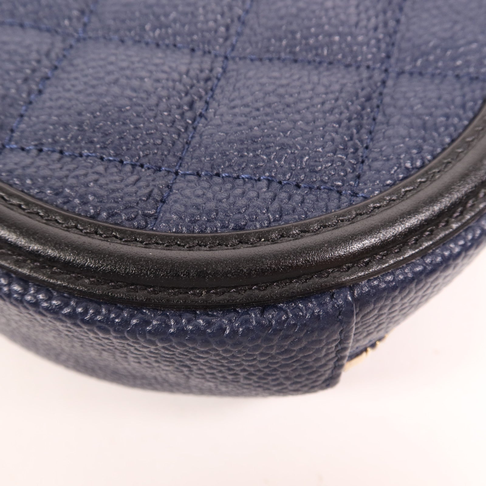 CHANEL 牛皮皮革Filigree Round Bag金扣鏈帶肩背袋