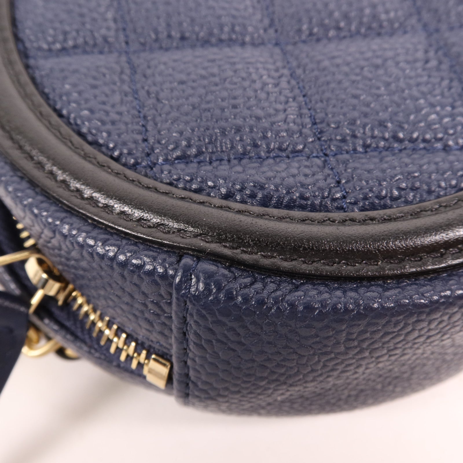 CHANEL 牛皮皮革Filigree Round Bag金扣鏈帶肩背袋