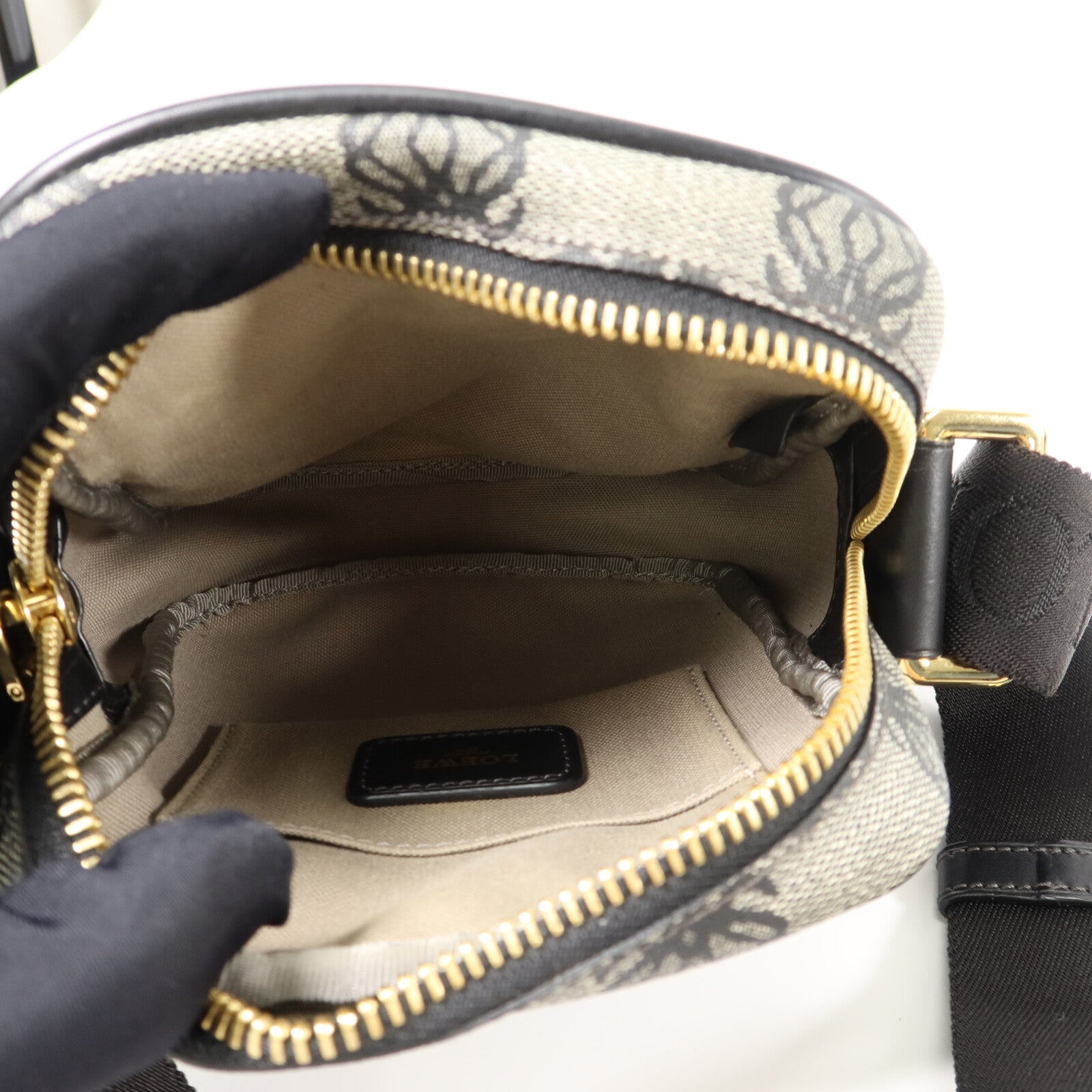 LOEWE 塗層帆布Anagram肩背袋