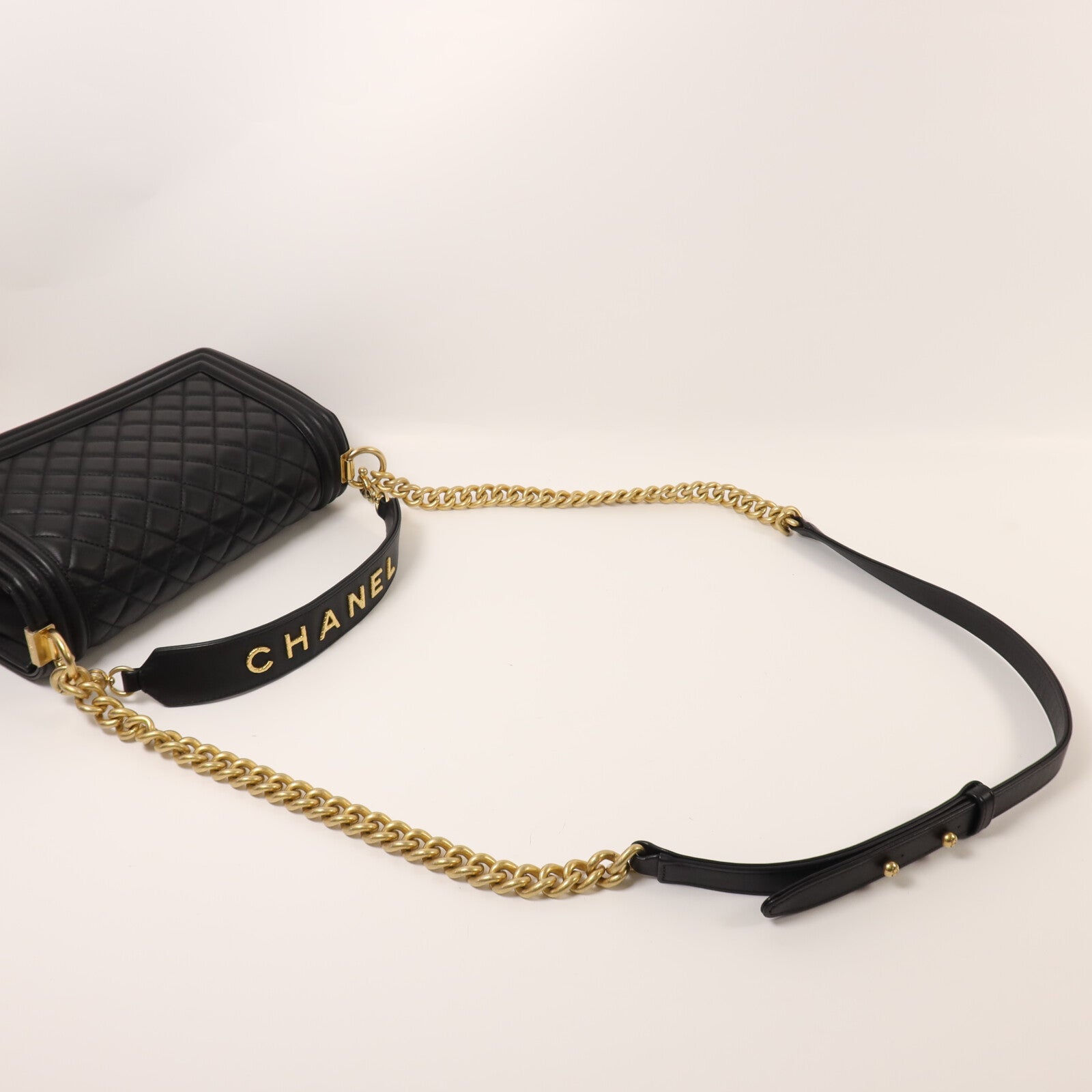 CHANEL 羊皮皮革Boy 25金扣鏈帶手挽肩背兩用袋