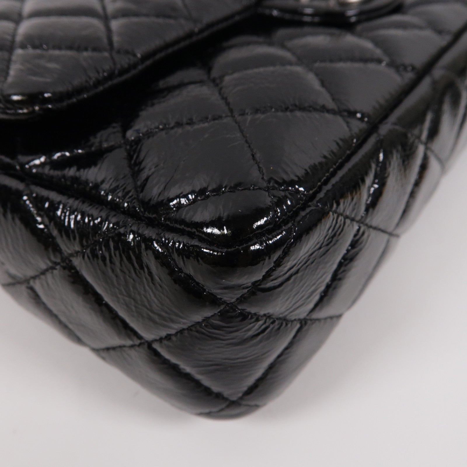 CHANEL 菱格漆皮皮革Classic銀扣肩背袋黑色