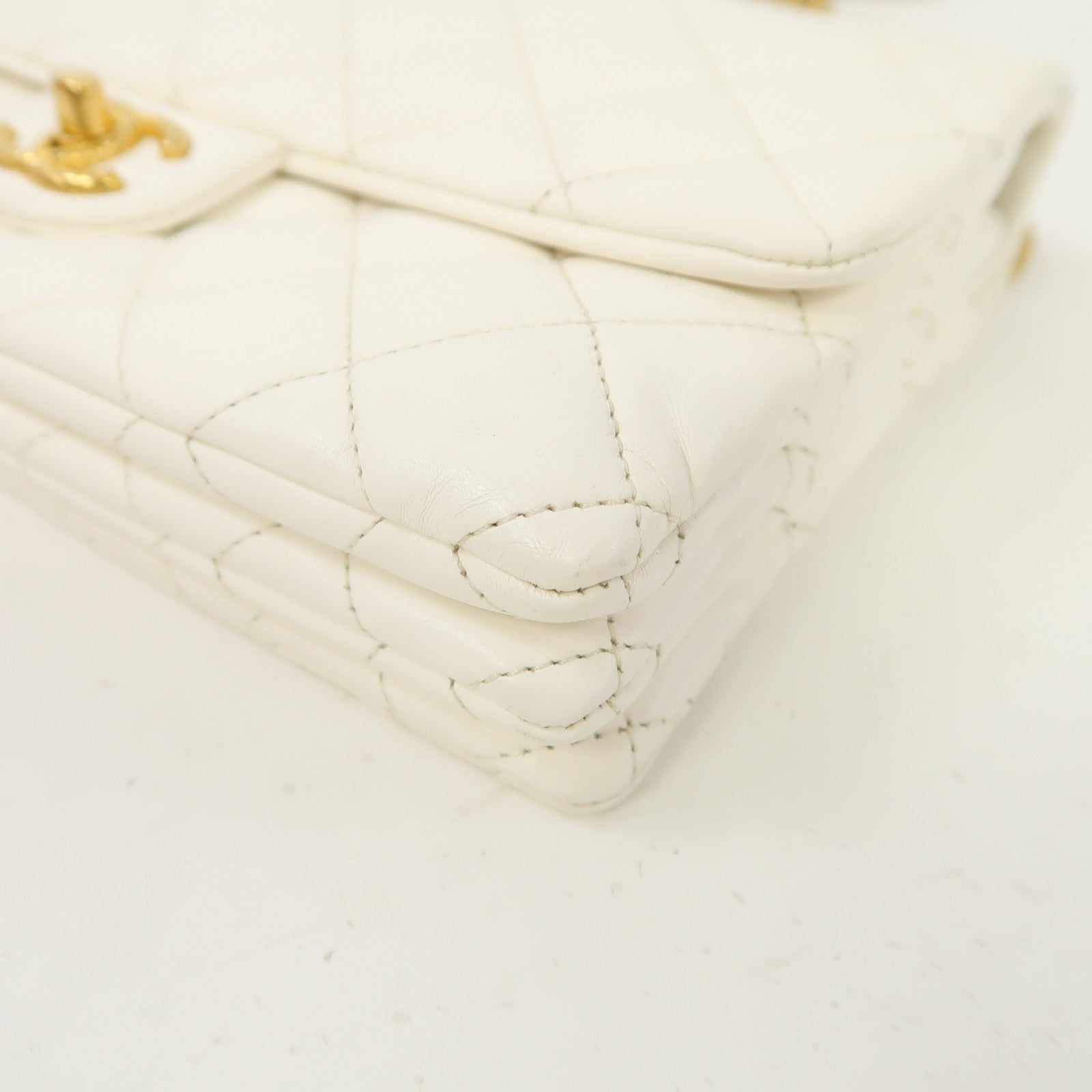 CHANEL 菱格皮革Chain Shoulder金扣鏈帶肩背袋白色