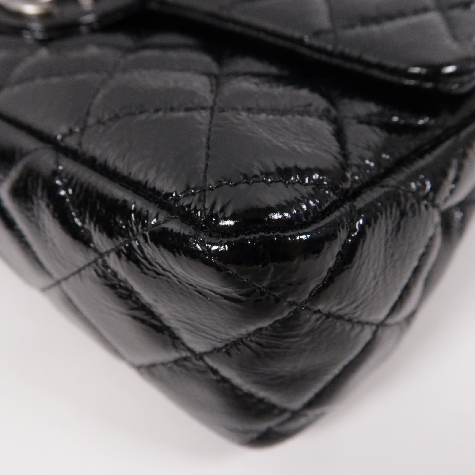 CHANEL 菱格漆皮皮革Classic銀扣肩背袋黑色