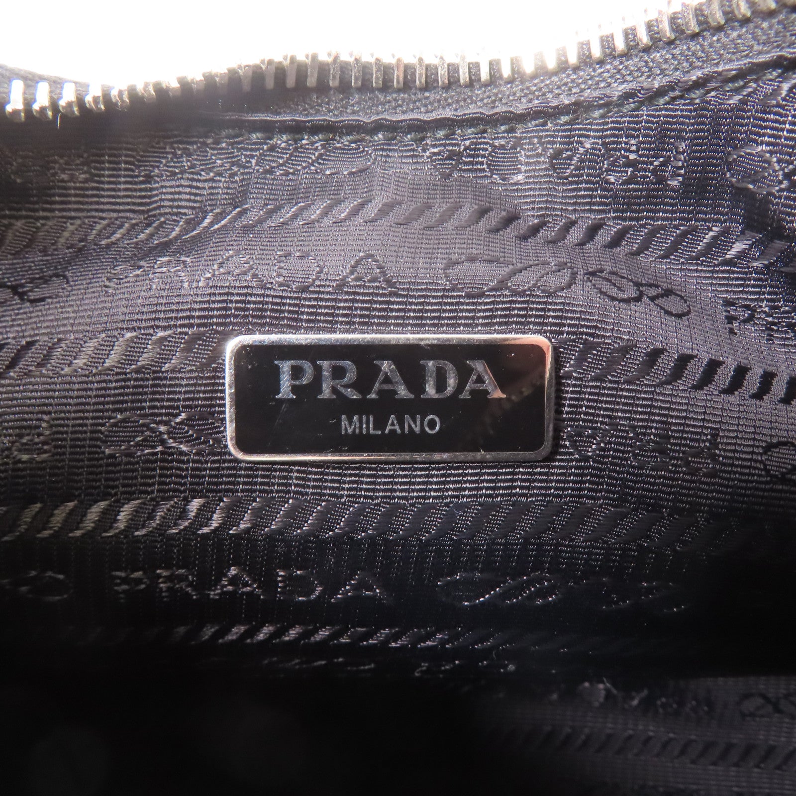 PRADA 尼龍Re-Edition 2005銀扣手挽肩背兩用袋黑色