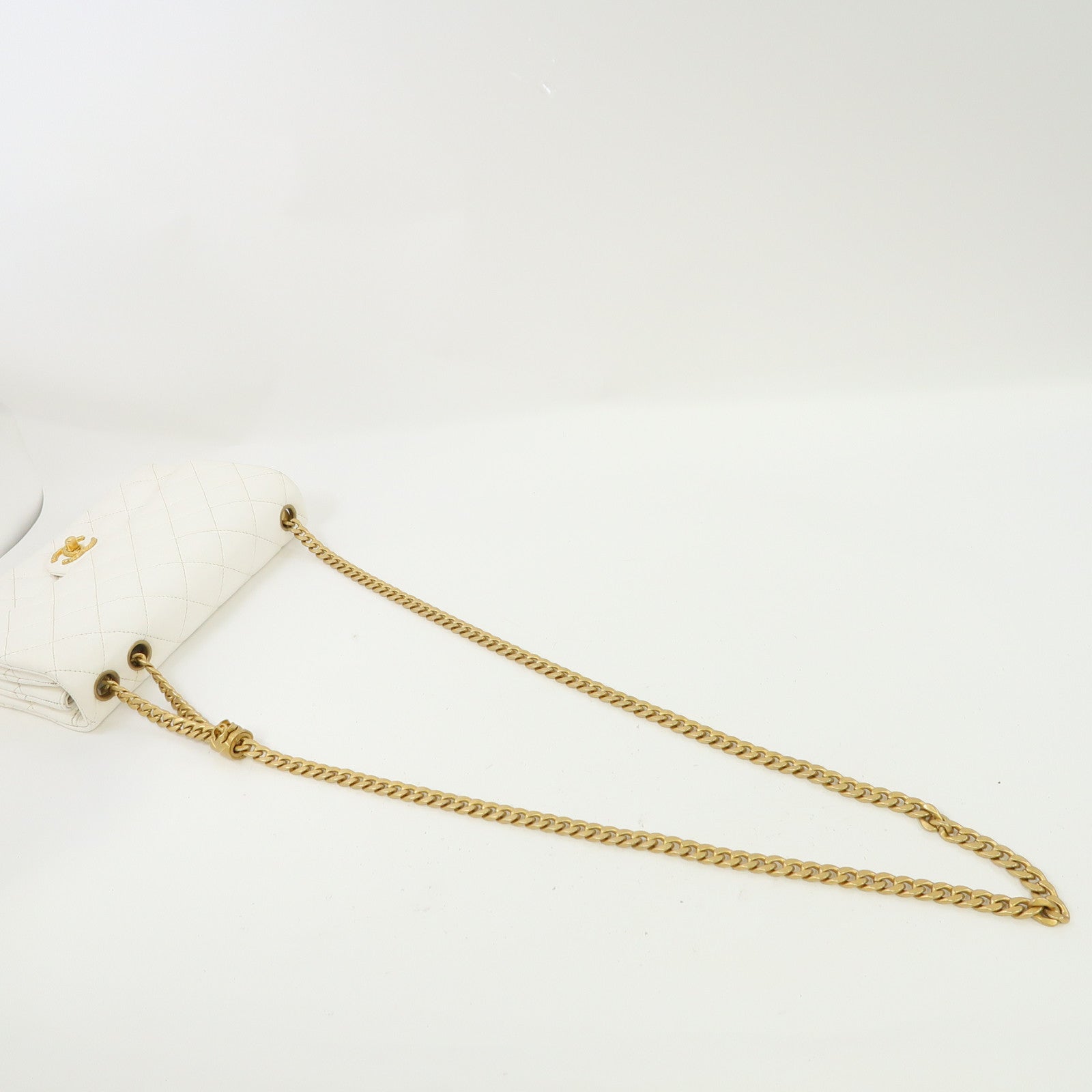 CHANEL 菱格皮革Chain Shoulder金扣鏈帶肩背袋白色