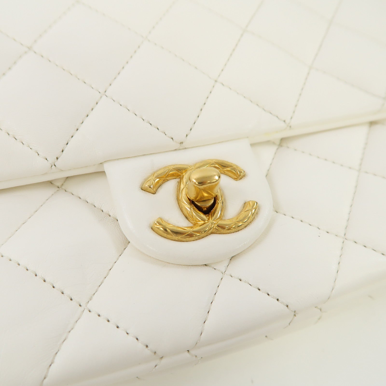CHANEL 菱格皮革Chain Shoulder金扣鏈帶肩背袋白色