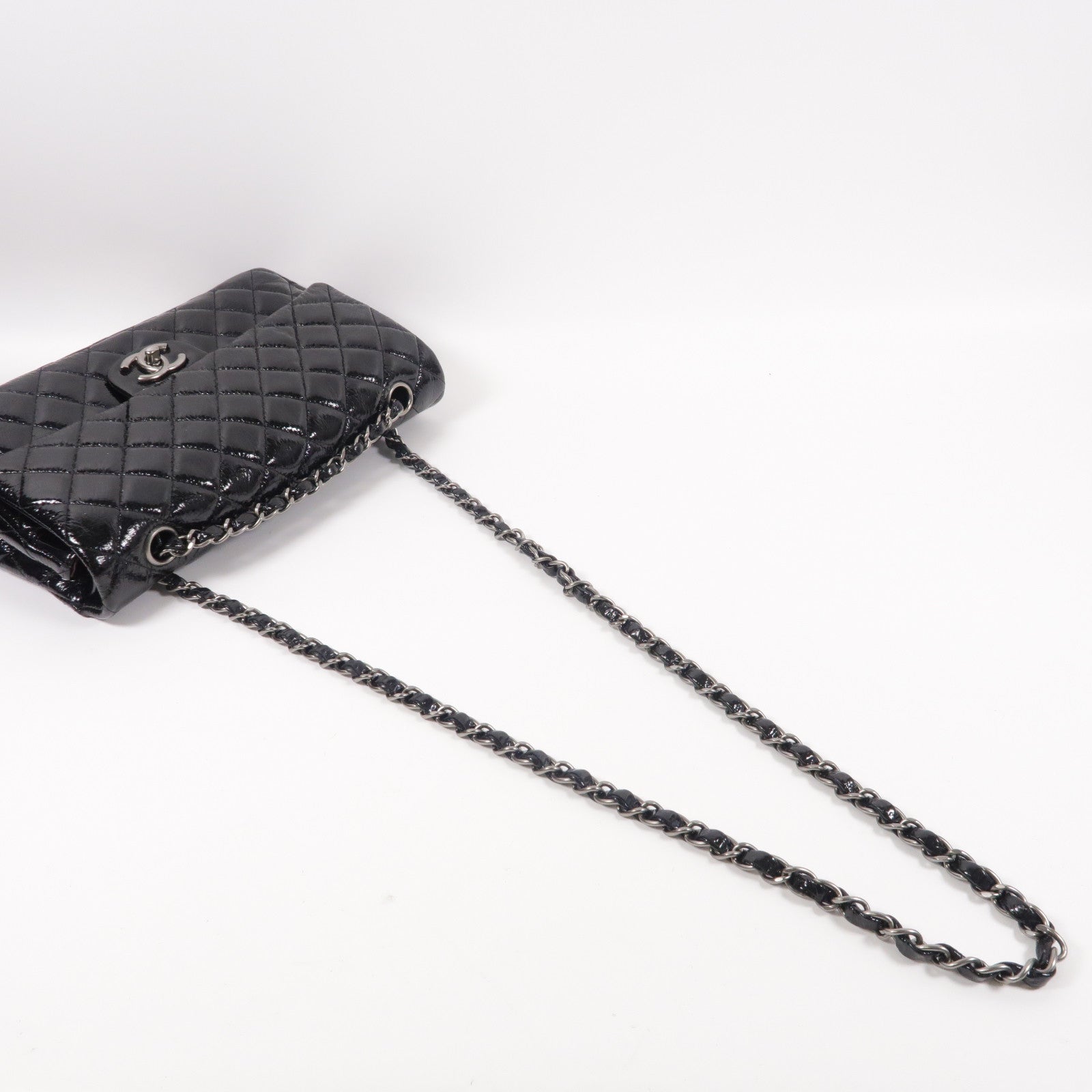 CHANEL 菱格漆皮皮革Classic銀扣肩背袋黑色