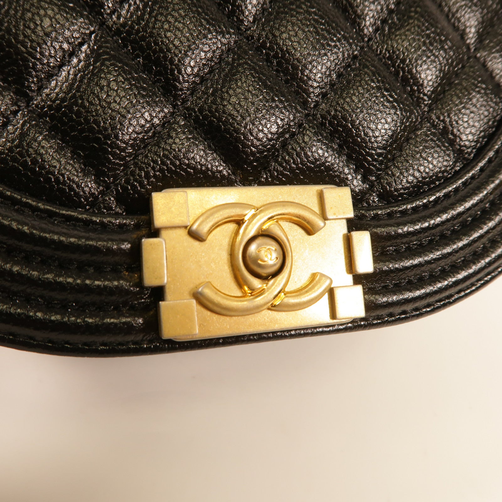 CHANEL 牛皮皮革Boy Chanel金扣肩背袋