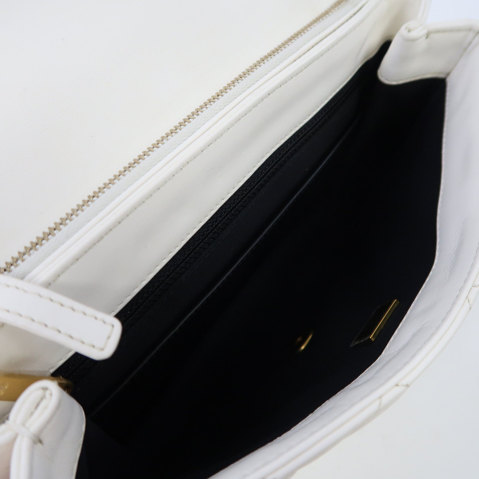 CHANEL 菱格皮革Chain Shoulder金扣鏈帶肩背袋白色