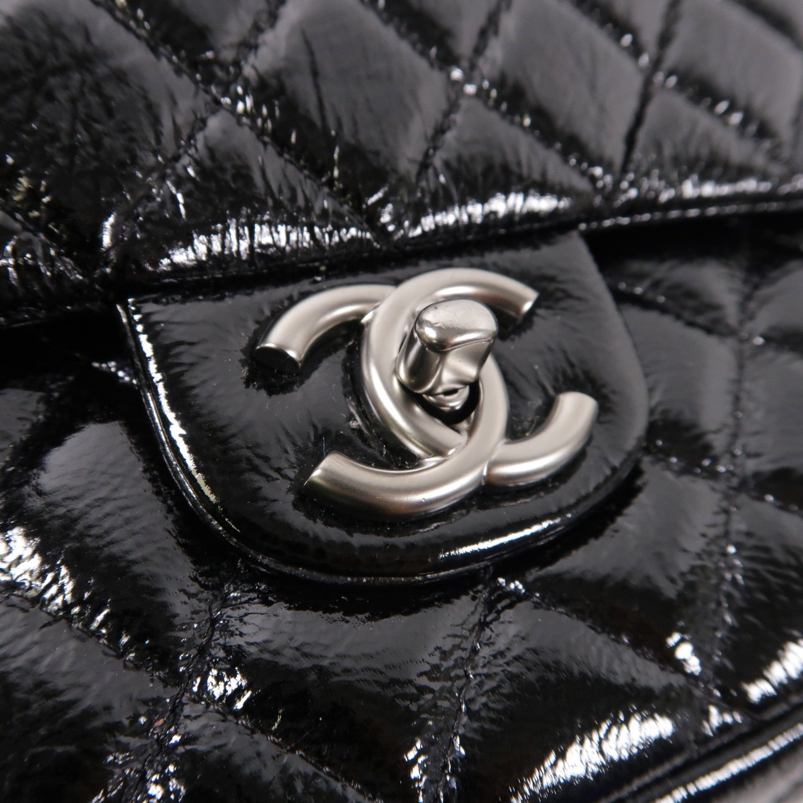 CHANEL 菱格漆皮皮革Classic銀扣肩背袋黑色