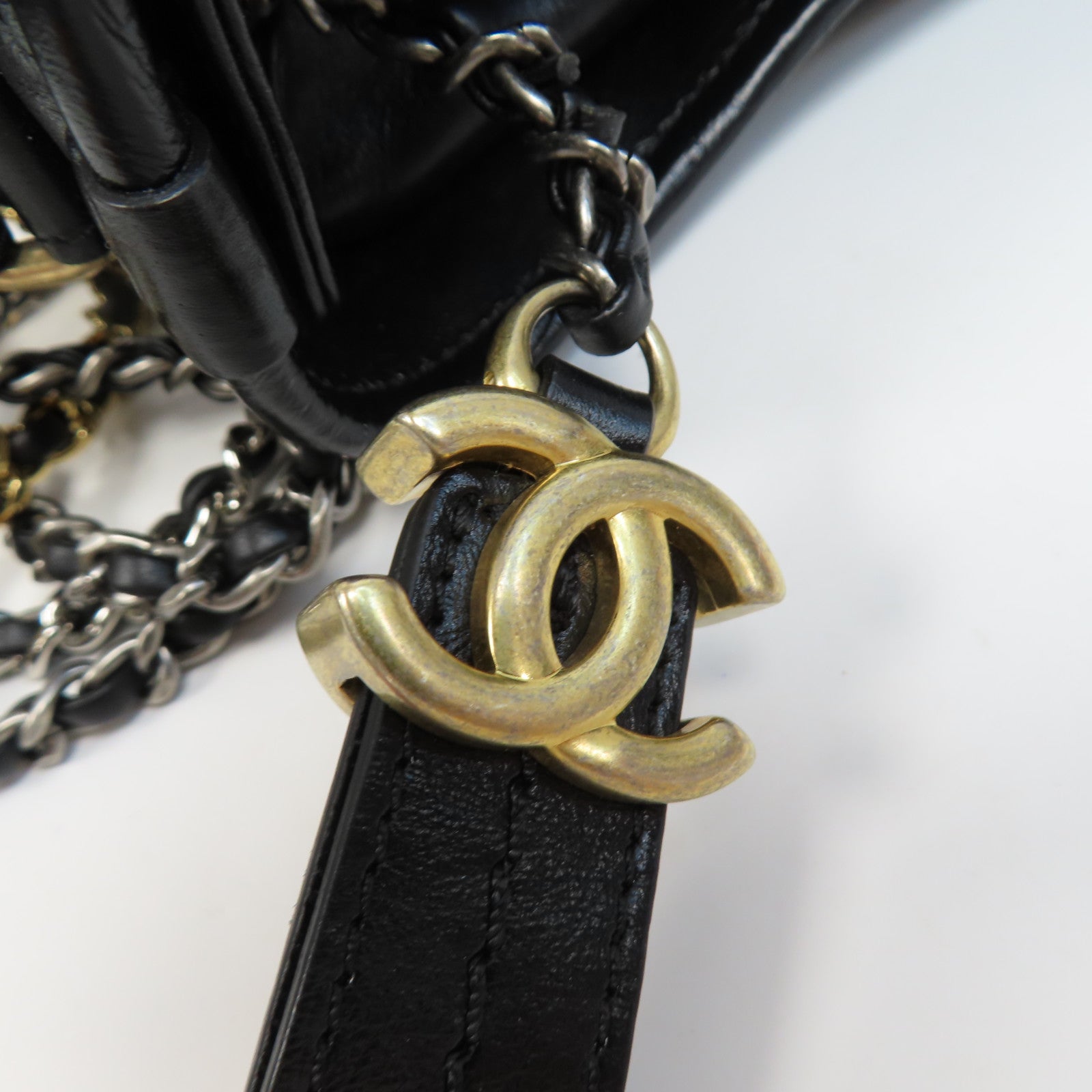 CHANEL 菱格牛皮皮革Gabrielle Large金釦/銀扣鏈帶肩背袋黑色