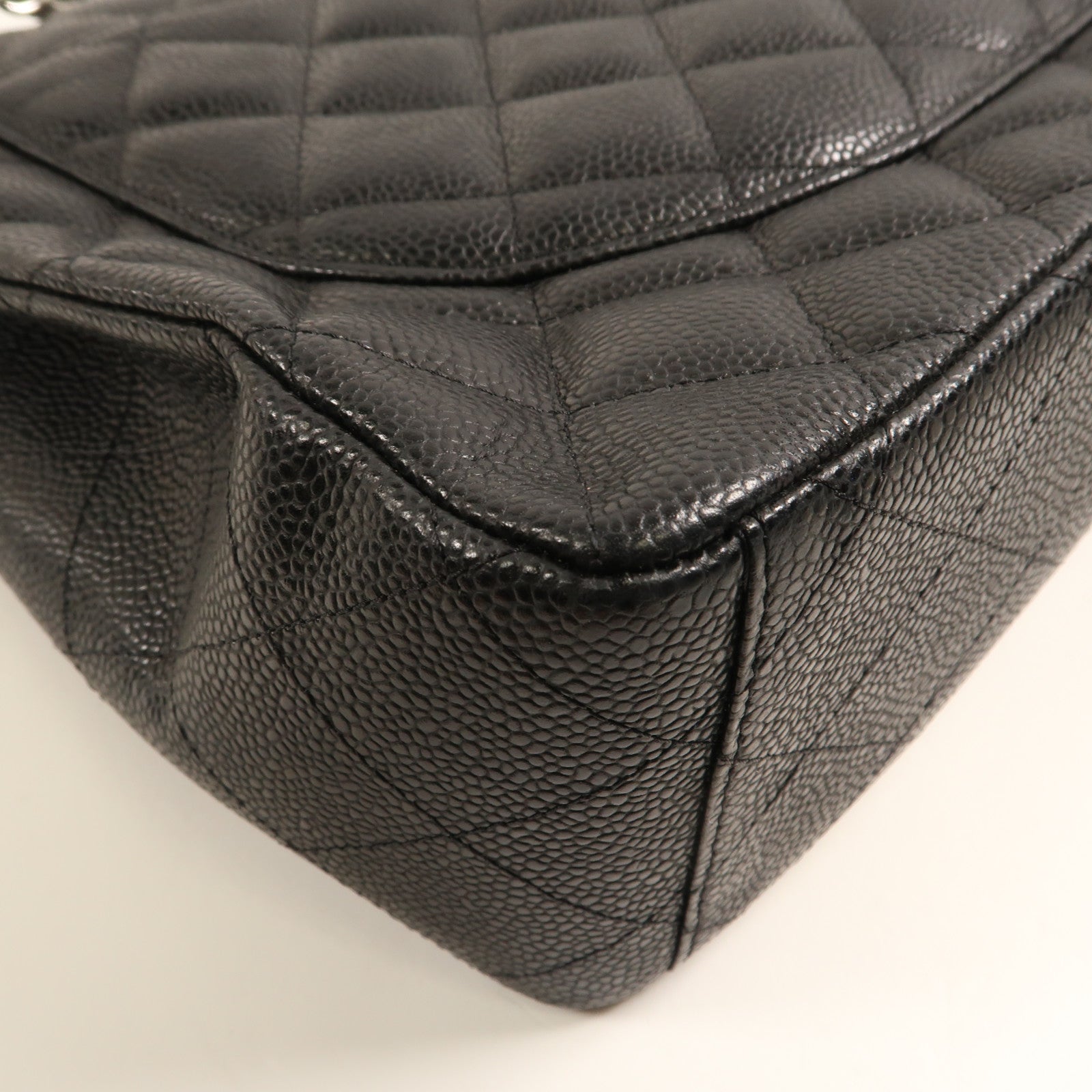 CHANEL 牛皮皮革Maxi Classic銀扣鏈帶肩背袋黑色