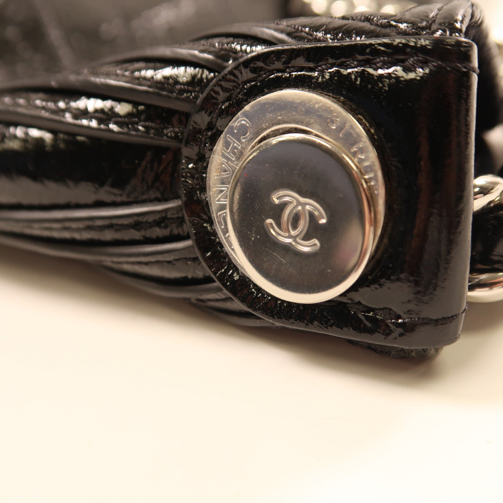 CHANEL 牛皮皮革Totebag銀扣鏈帶肩背袋黑色