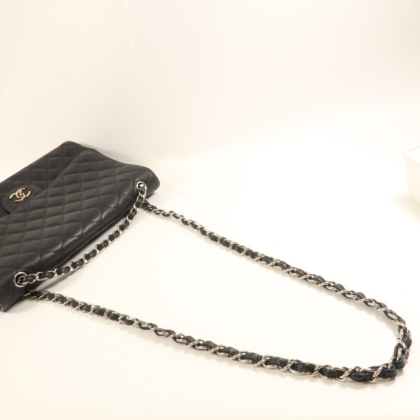 CHANEL 牛皮皮革Maxi Classic銀扣鏈帶肩背袋黑色