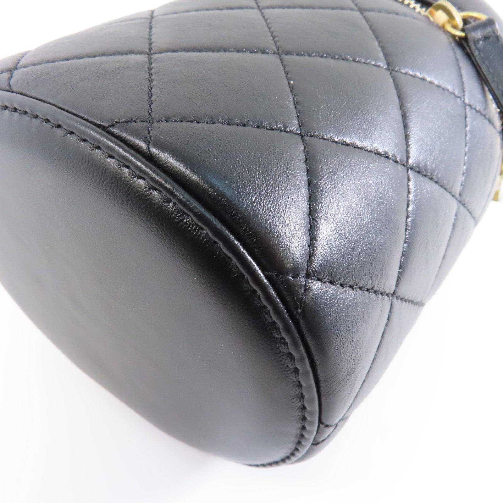 CHANEL (PRICE DOWN) Quilted CC GHW Bucket Bag Chain Shoulder Bag AS3210 Lambskin Black
