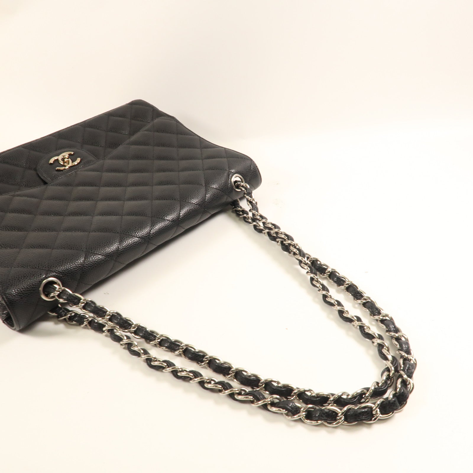 CHANEL 牛皮皮革Maxi Classic銀扣鏈帶肩背袋黑色