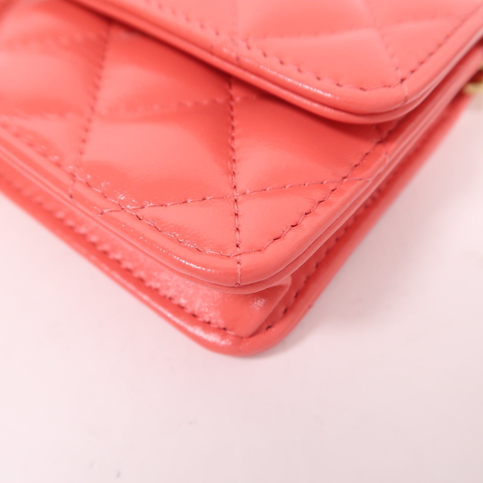 CHANEL 皮革Mini Flap Bag金扣鏈帶肩背袋
