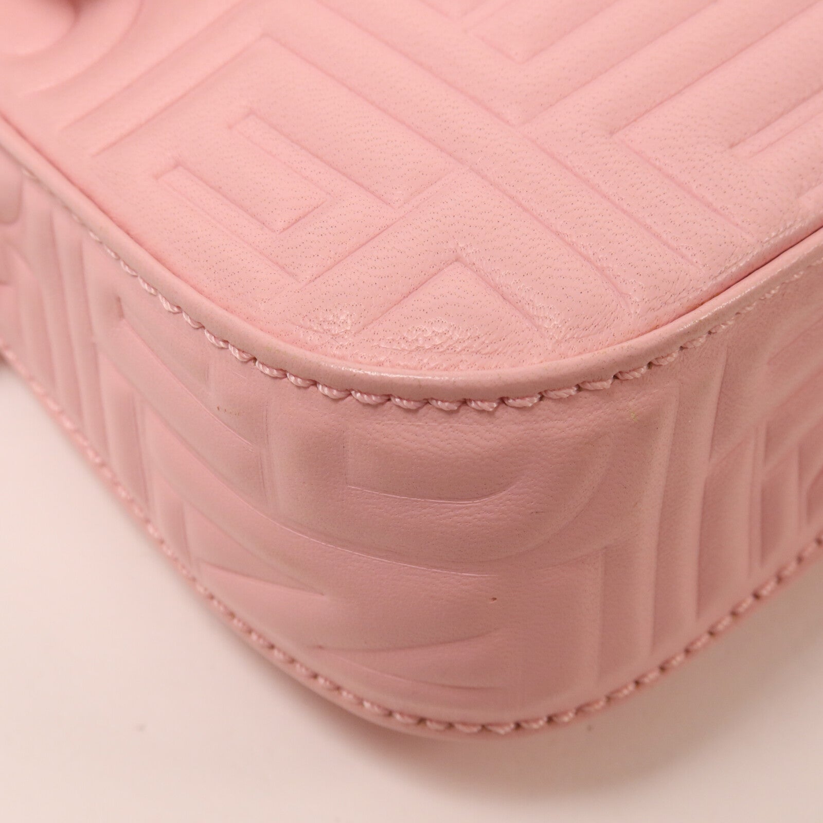 FENDI 牛皮皮革Embossed Baguette肩背袋