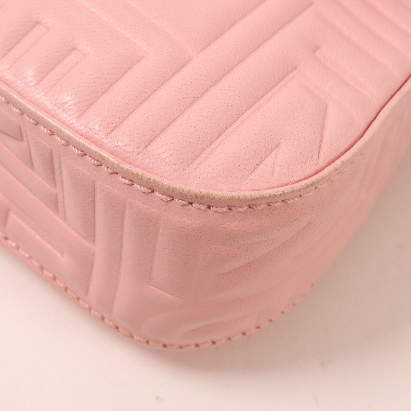 FENDI 牛皮皮革Embossed Baguette肩背袋