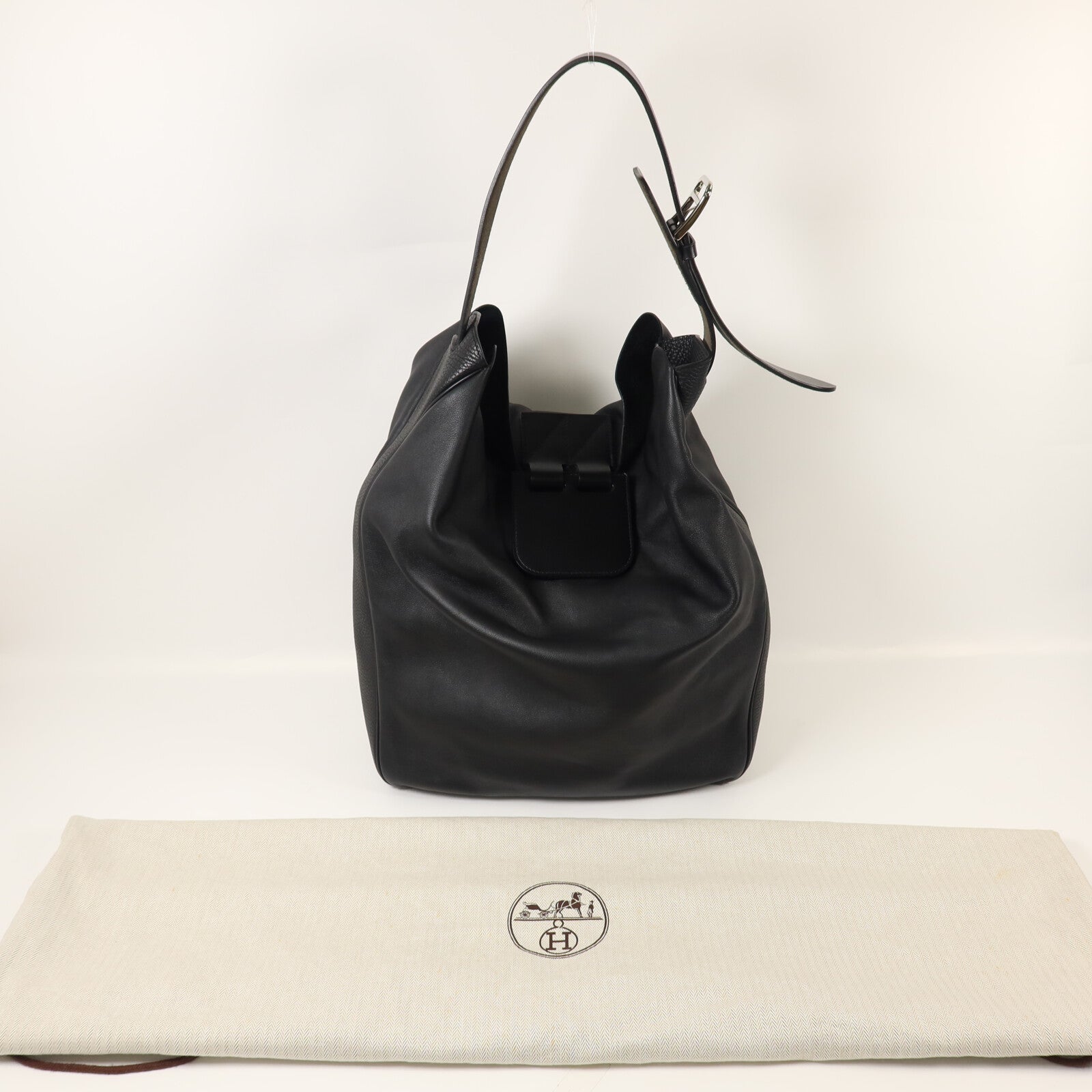 HERMES Swift皮革Virevolte 24肩背袋Noir
