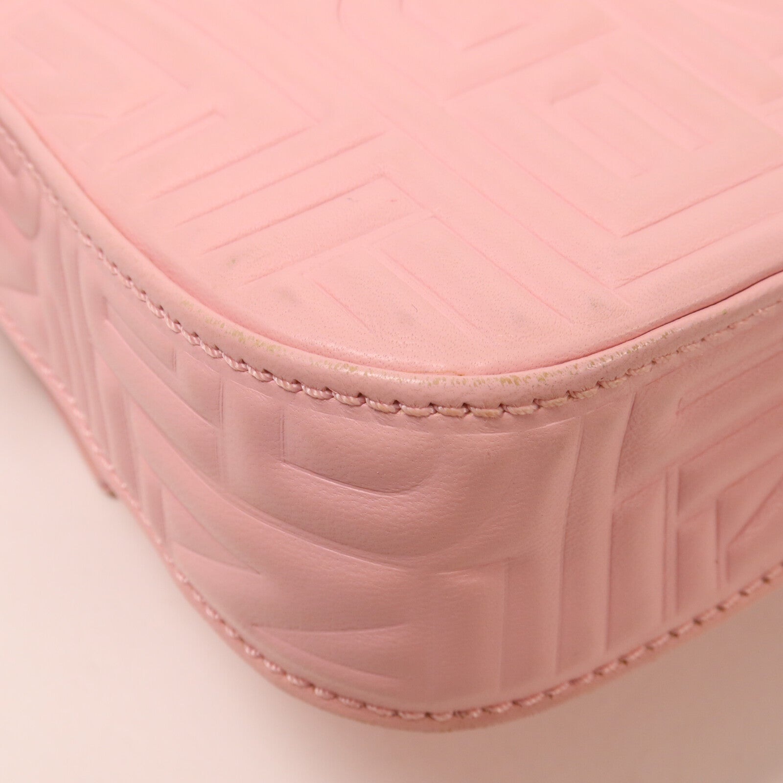 FENDI 牛皮皮革Embossed Baguette肩背袋