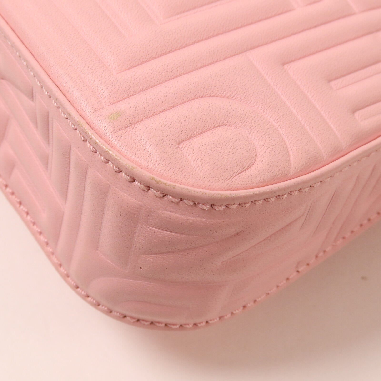 FENDI 牛皮皮革Embossed Baguette肩背袋